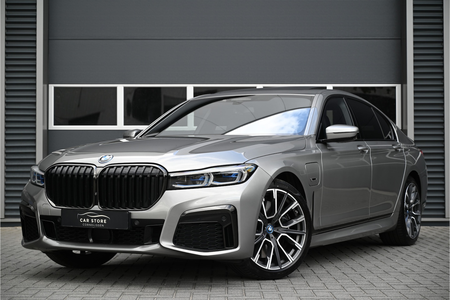 BMW 7-serie - 745e M-SPORT / SCHUIFDAK / B&W / HUD / SOFTCLOSE / MEMORY / 4WIELSTURING / 360 CAMERA / NL - AutoWereld.nl