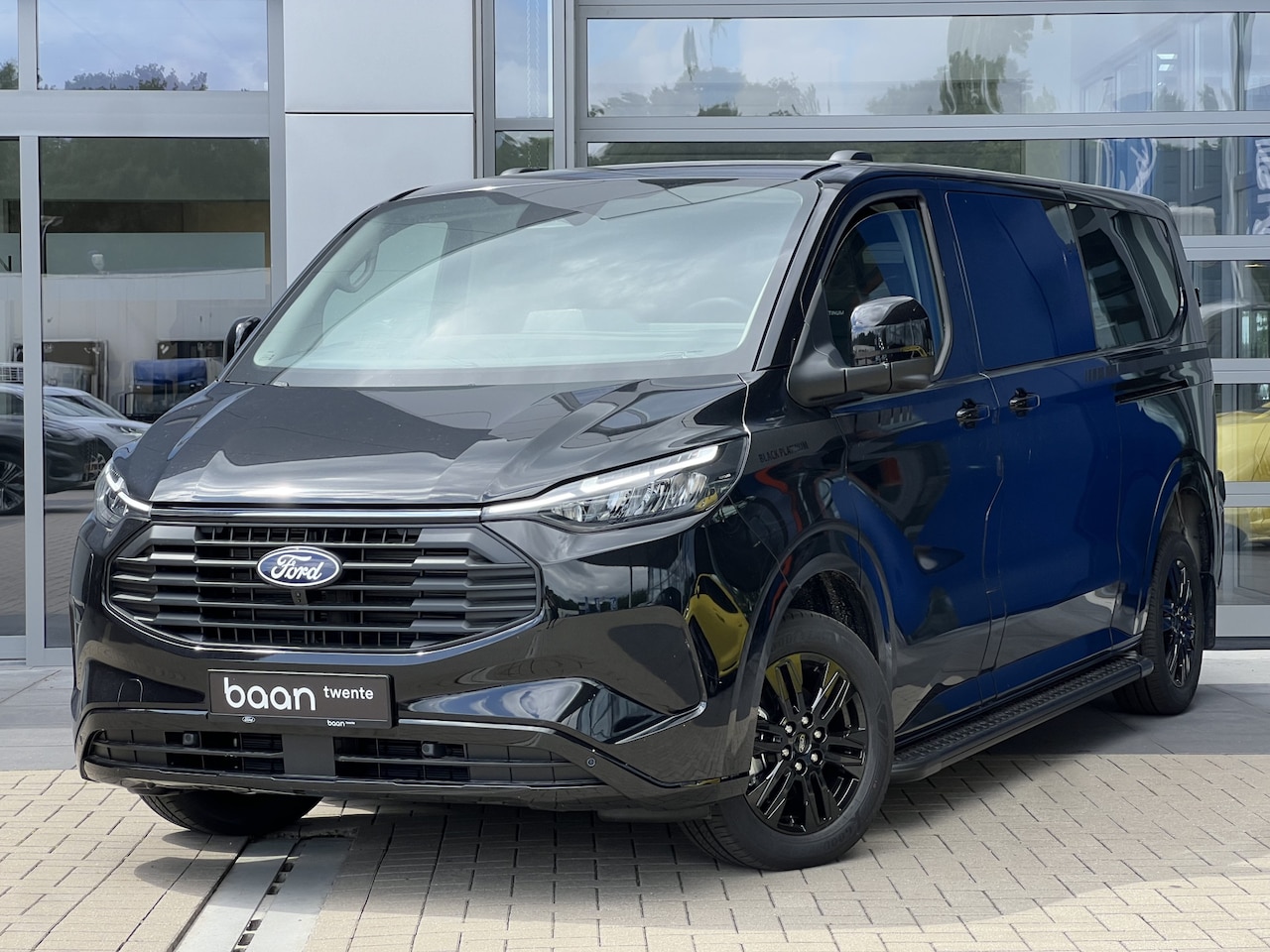 Ford Transit Custom - 320 2.5 PHEV L2H1 Black Platinum DC | 2x schuifdeur | 0,99% Fin. Lease | Leder | Driver As - AutoWereld.nl