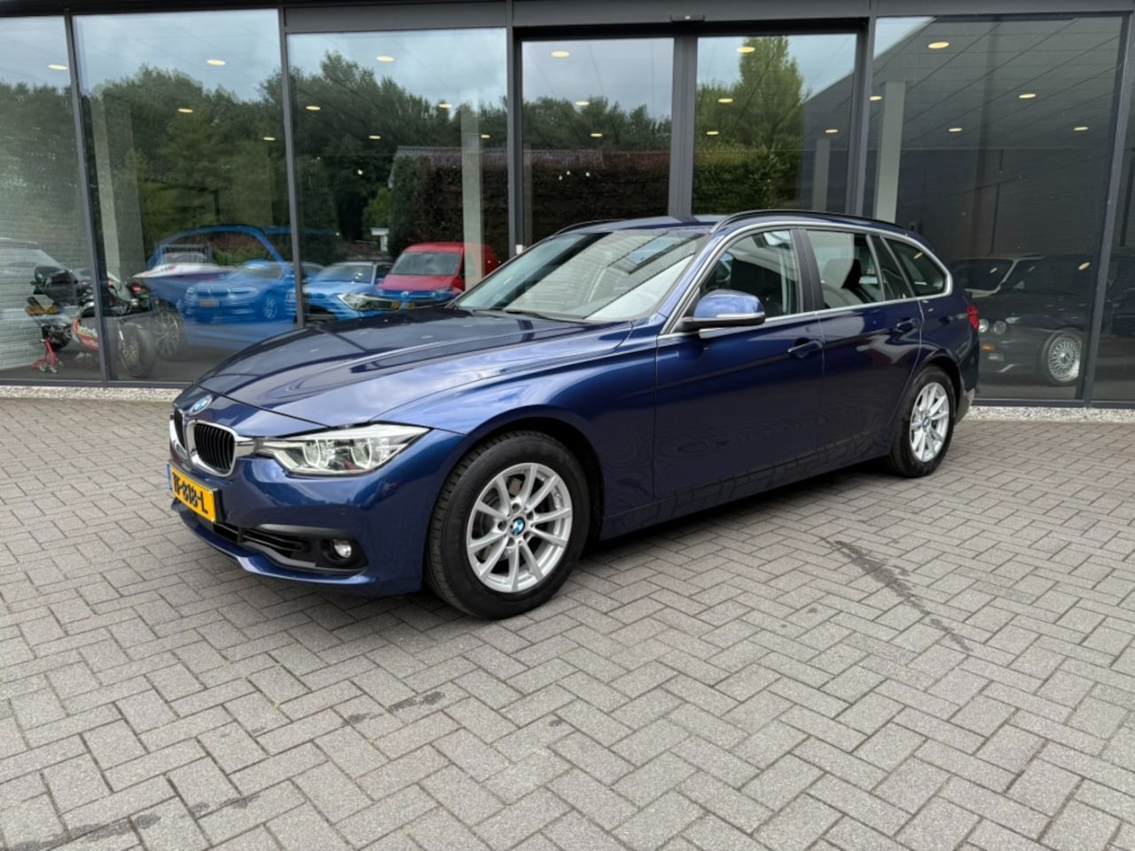 BMW 3-serie - 320I High Exe,Leer,LED,NaviPro,Adapt Cruise,Trekhk,Stoelverw,Clima,Dealer OH - AutoWereld.nl