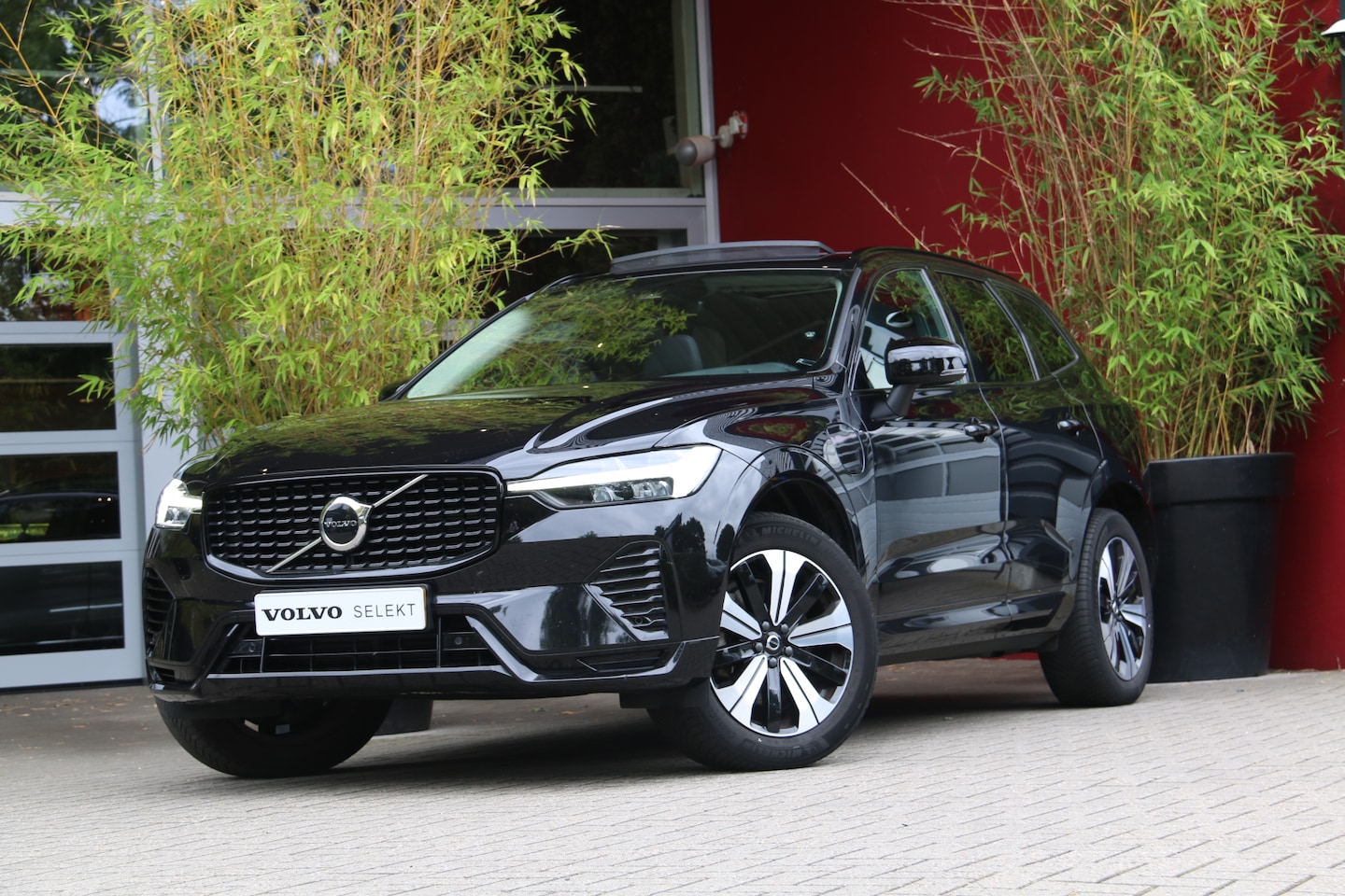 Volvo XC60 - 2.0 T6 Plug-in hybrid AWD Plus Dark | Trekhaak | Camera | Panoramadak | Memory | Pilot Ass - AutoWereld.nl