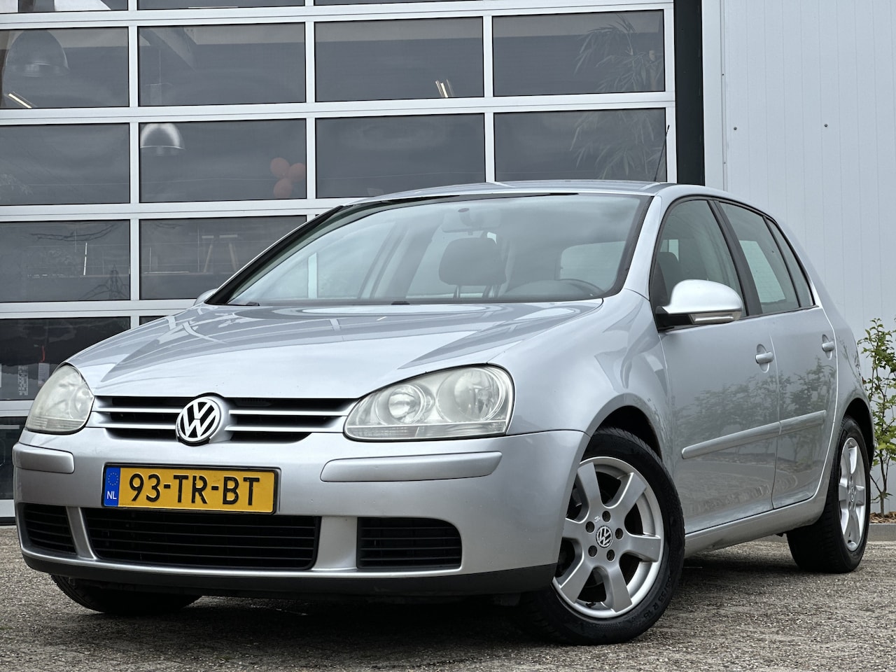 Volkswagen Golf - 1.6 FSI Optive 116PK | APK tot 13-03-2026 | Airco | Elektrische ramen voor en achter | Iso - AutoWereld.nl