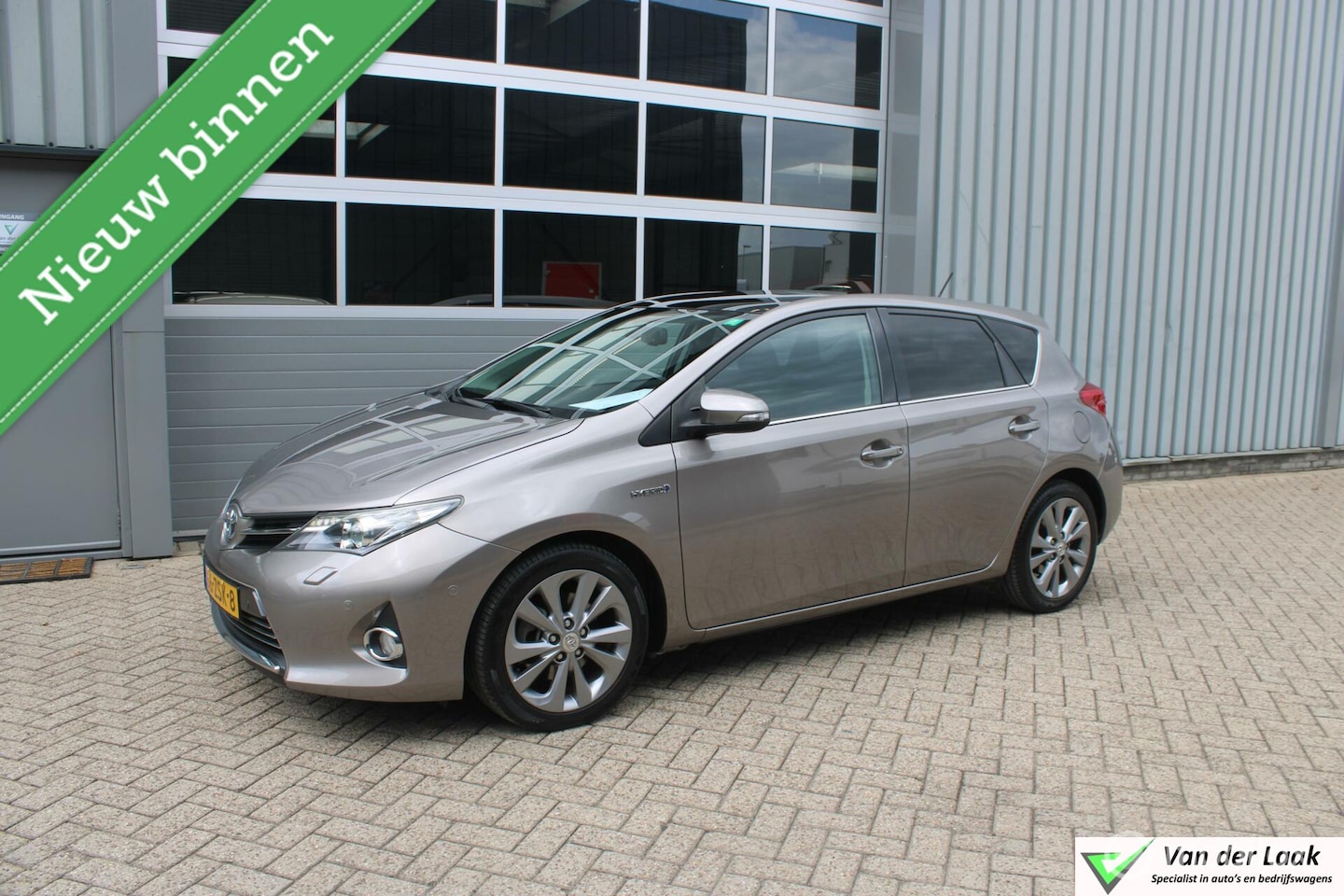 Toyota Auris - 1.8 Hybrid Lease Pro | 2e Eigenaar | Panoramadak | Boekjes | Xenon | Parkeersensoren. - AutoWereld.nl