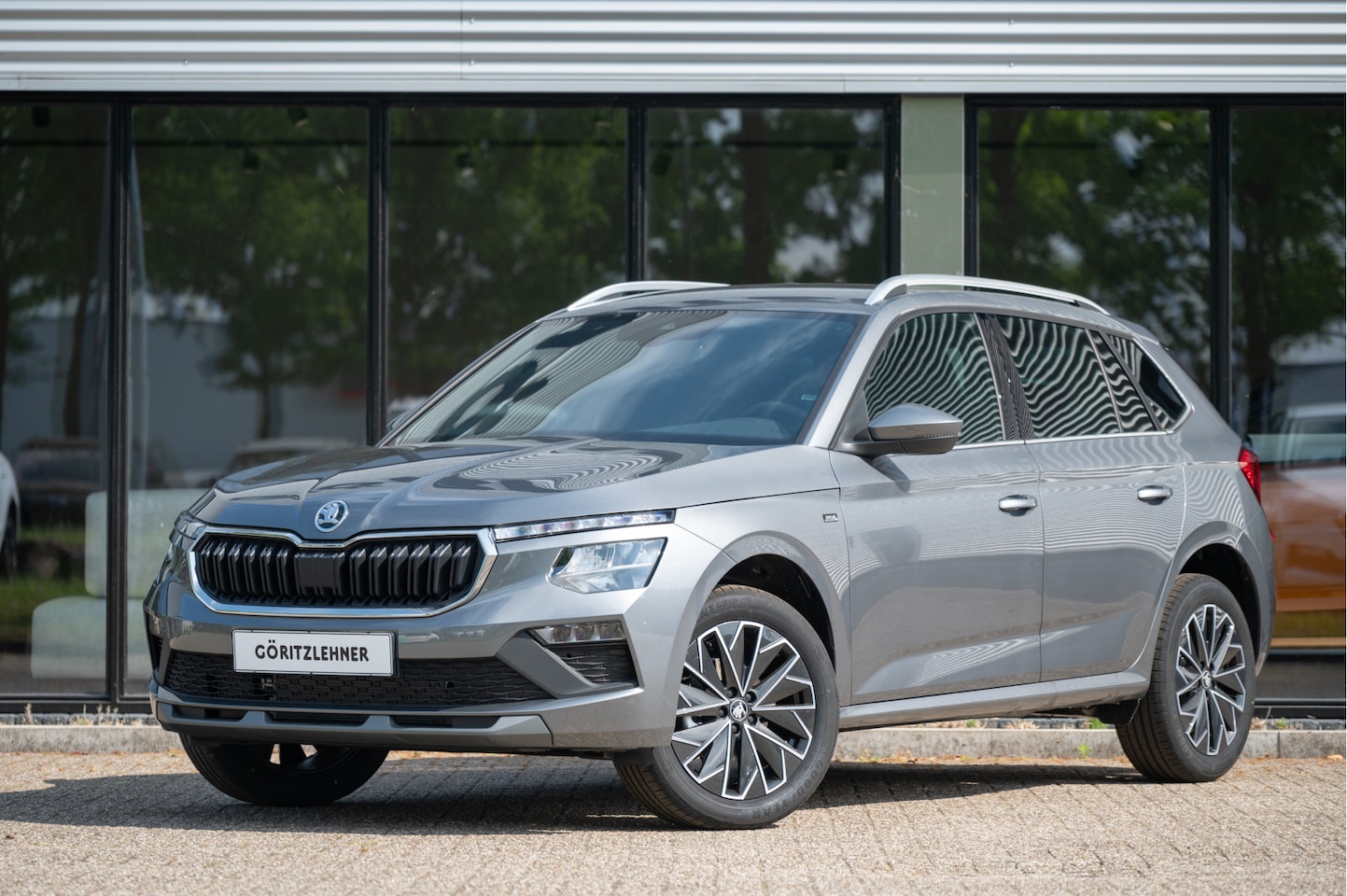 Skoda Kamiq - 1.0 TSI DSG Drive | Sportstoelen | Navi by App | Stoel- Stuurverw. | PDC | 17" - AutoWereld.nl