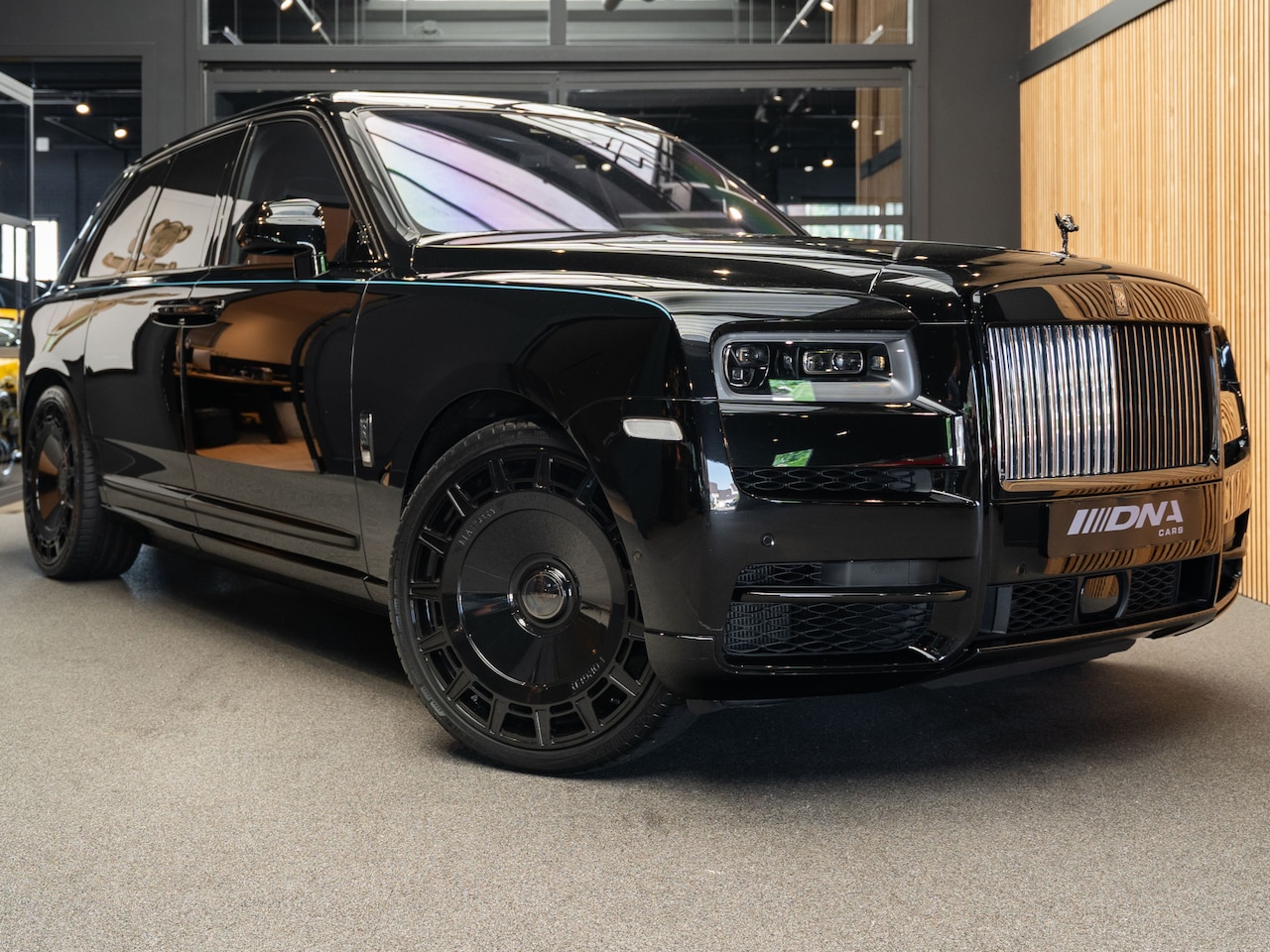 Rolls-Royce Cullinan - Black Badge Perlino Leder V12 Koelkast Tiffany Sterrenhemel Black - AutoWereld.nl