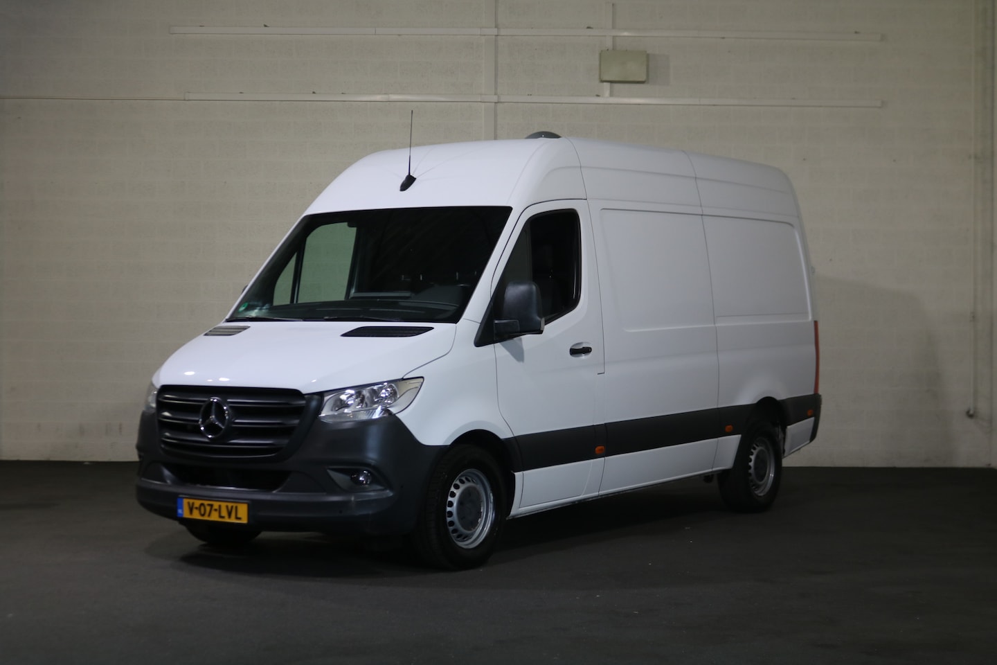 Mercedes-Benz Sprinter - 319 3.0 V6 CDI L2 H2 Automaat Airco Navigatie Camera - AutoWereld.nl