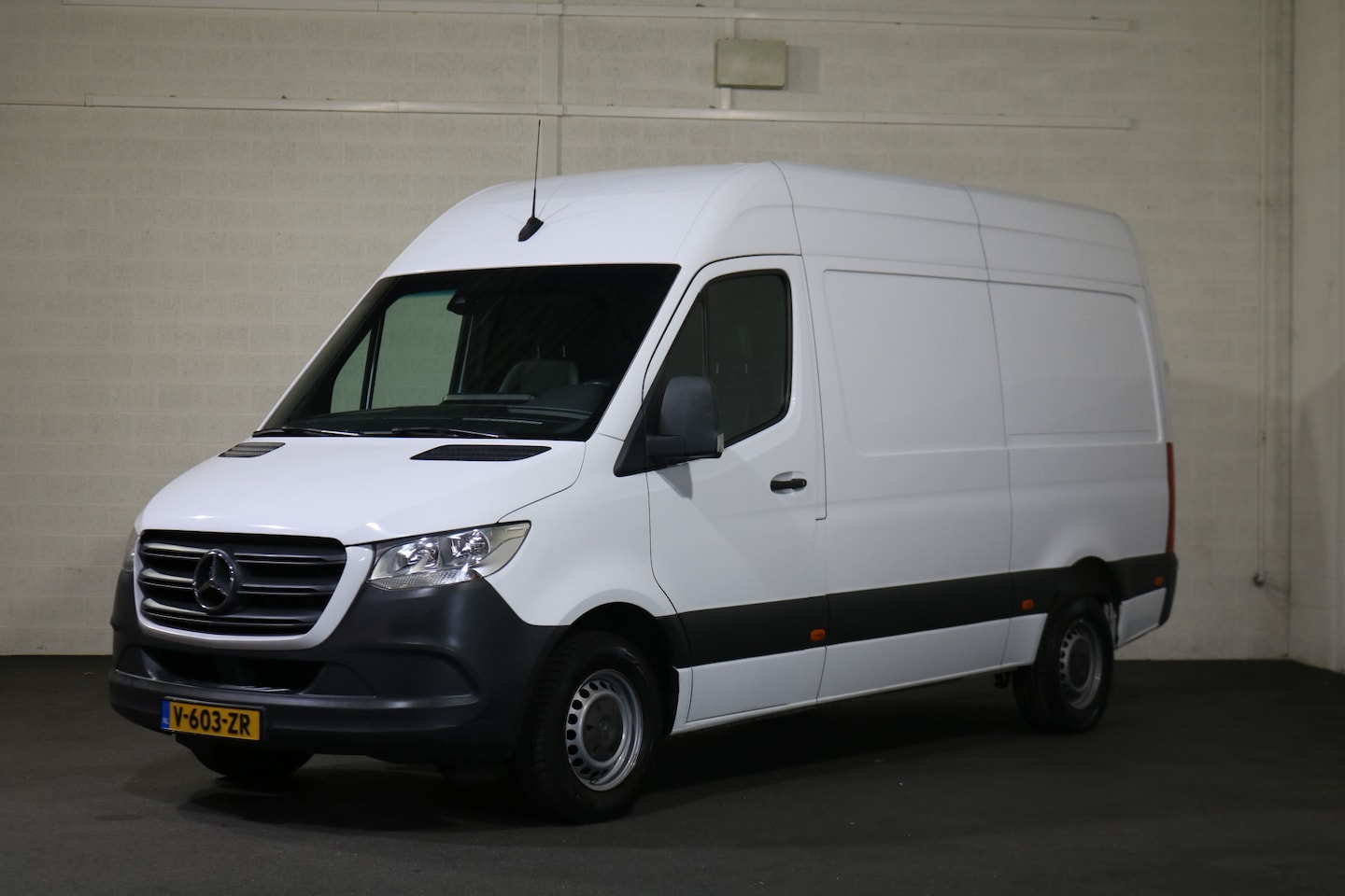 Mercedes-Benz Sprinter - 316 CDI L2 H2 Airco Navigatie Camera 3.5t Trekhaak - AutoWereld.nl