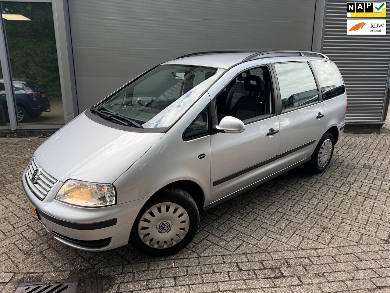 Volkswagen Sharan - 2.0 Trendline / AUTOMAAT / 7 ZITTER / NETTE AUTO / NAP - AutoWereld.nl