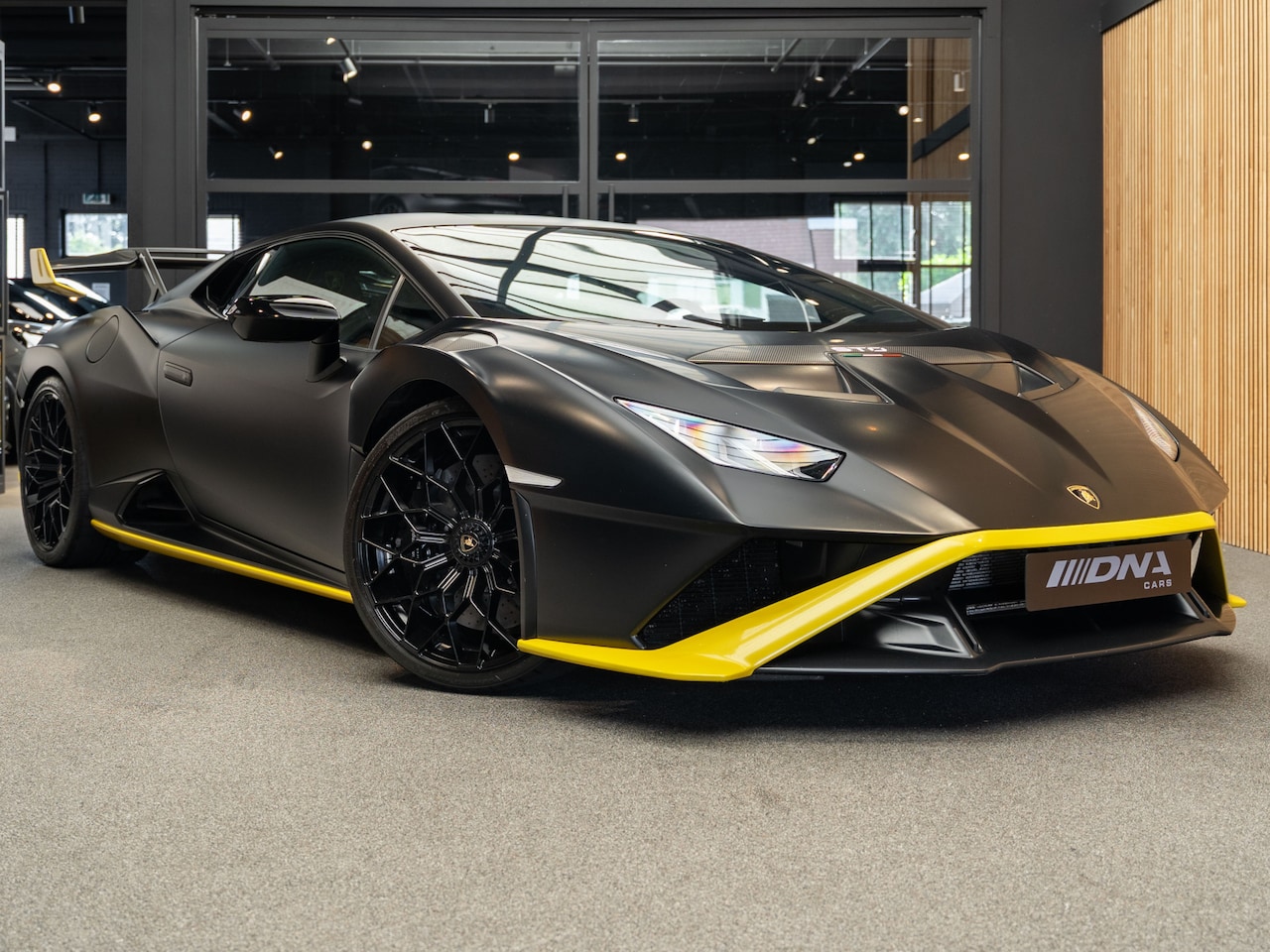Lamborghini Huracán STO - V10 Two-Tone Alcantara Voll 5.2 V10 Keramisch Lift Systeem - AutoWereld.nl