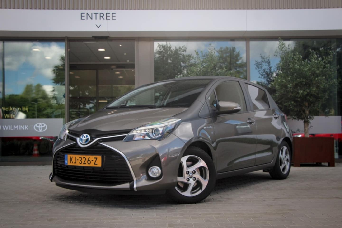 Toyota Yaris - 1.5 Hybride BiTone | Navi | Camera | Trekhaak - AutoWereld.nl