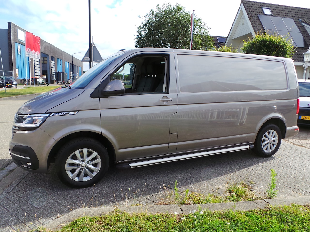 Volkswagen Transporter - 2.0 TDI 150pk L2 Aut. Bulli Gr-Navi,Camera,El Klep,Dodehoek Airco,Cruise,Pdc,Trekhaak - AutoWereld.nl