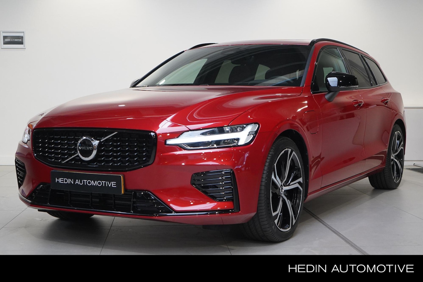 Volvo V60 - T6 Plug-in hybrid AWD Ultra Dark | Premium Audio Harman/Kardon | Trekhaak | Panoramadak | - AutoWereld.nl