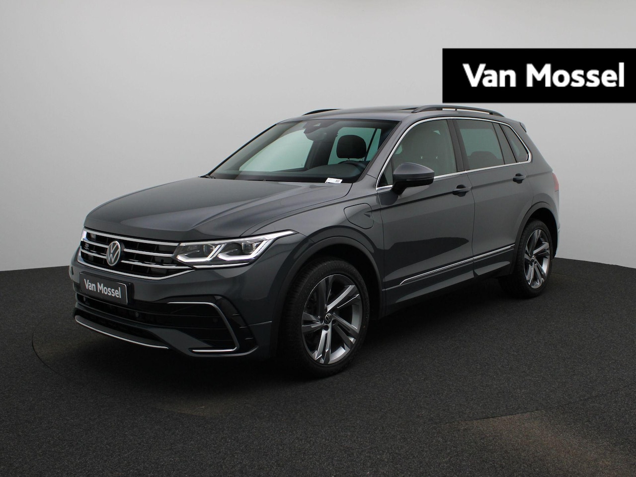 Volkswagen Tiguan - 1.4 TSI eHybrid R-Line | 245 PK | SoH 97,1% | Automaat | Plug-In Hybrid | Panorama Schuif- - AutoWereld.nl