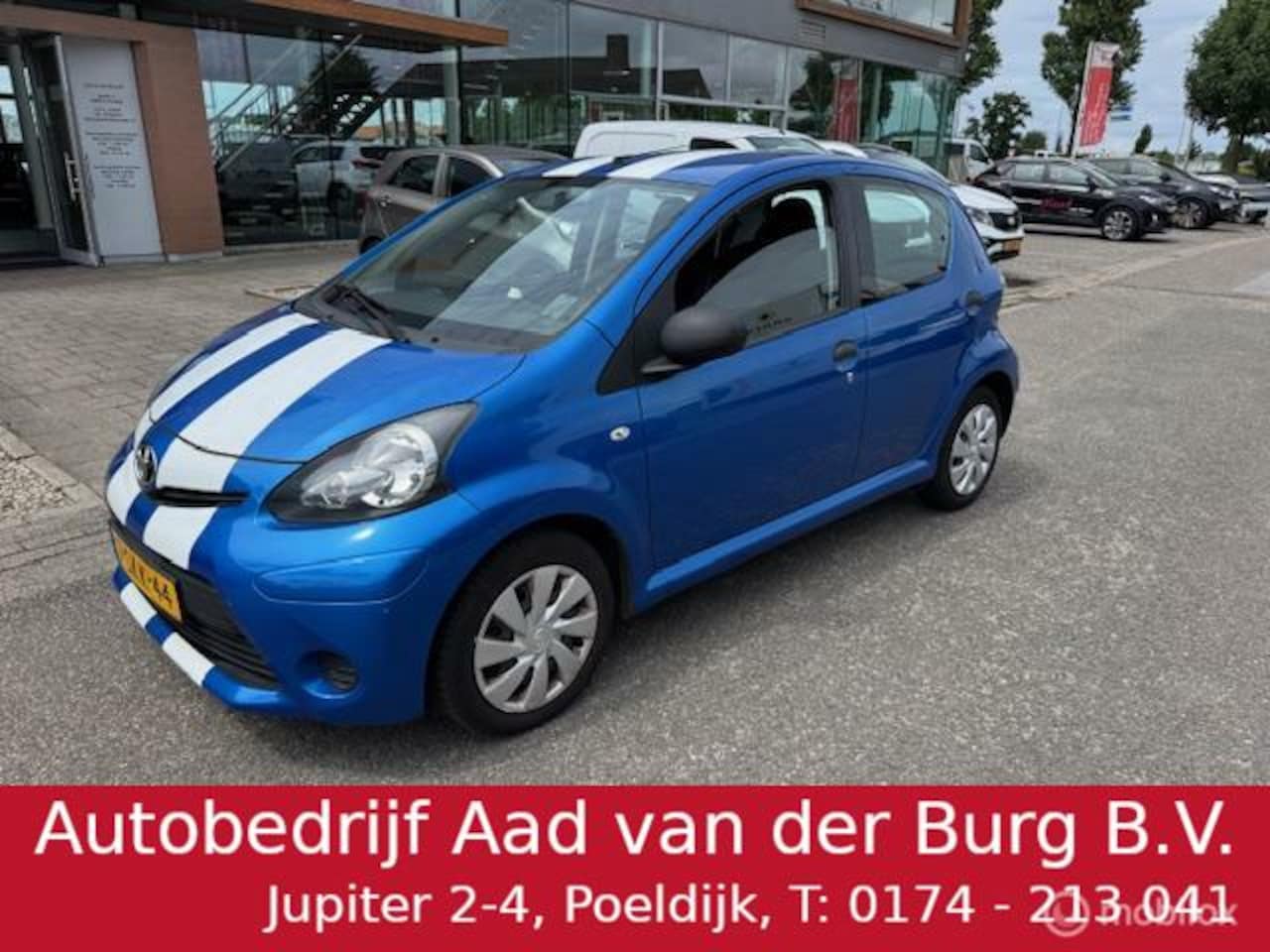 Toyota Aygo - 1.0 5 deurs , Airco , Electrische ramen , Blauw metaallak & witte sportive stripping Deurv - AutoWereld.nl