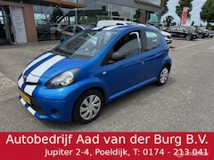 Toyota Aygo - 1.0 5 deurs , Airco , Electrische ramen , Blauw metaallak & witte sportive stripping Deurv