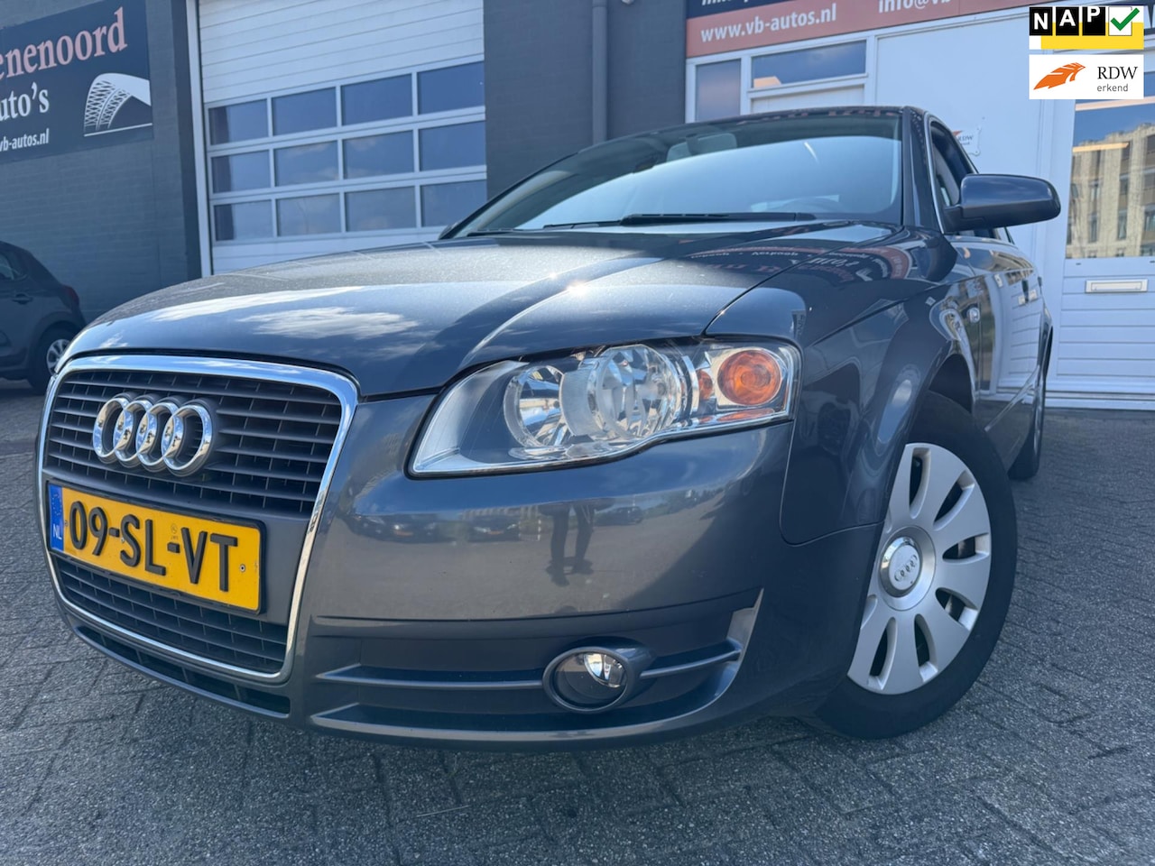 Audi A4 Limousine - 1.6 Pro Line Business van 2de Eigenaar met parkeersensoren en trekhaak en airco - AutoWereld.nl