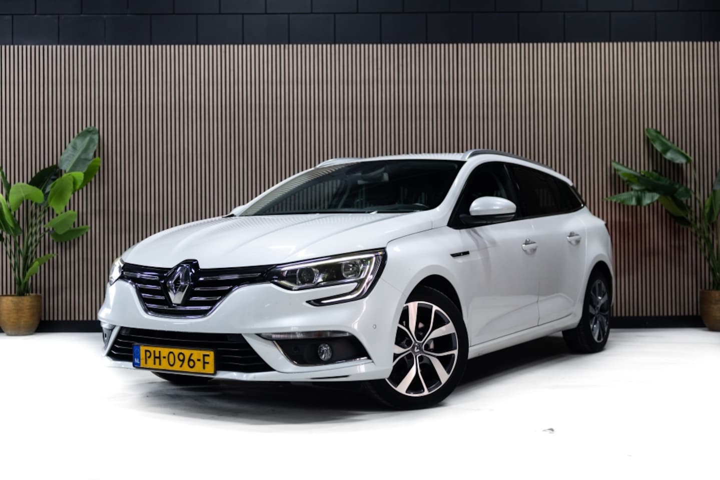 Renault Mégane Estate - 1.2 TCe Bose | Massage | Climate | - AutoWereld.nl