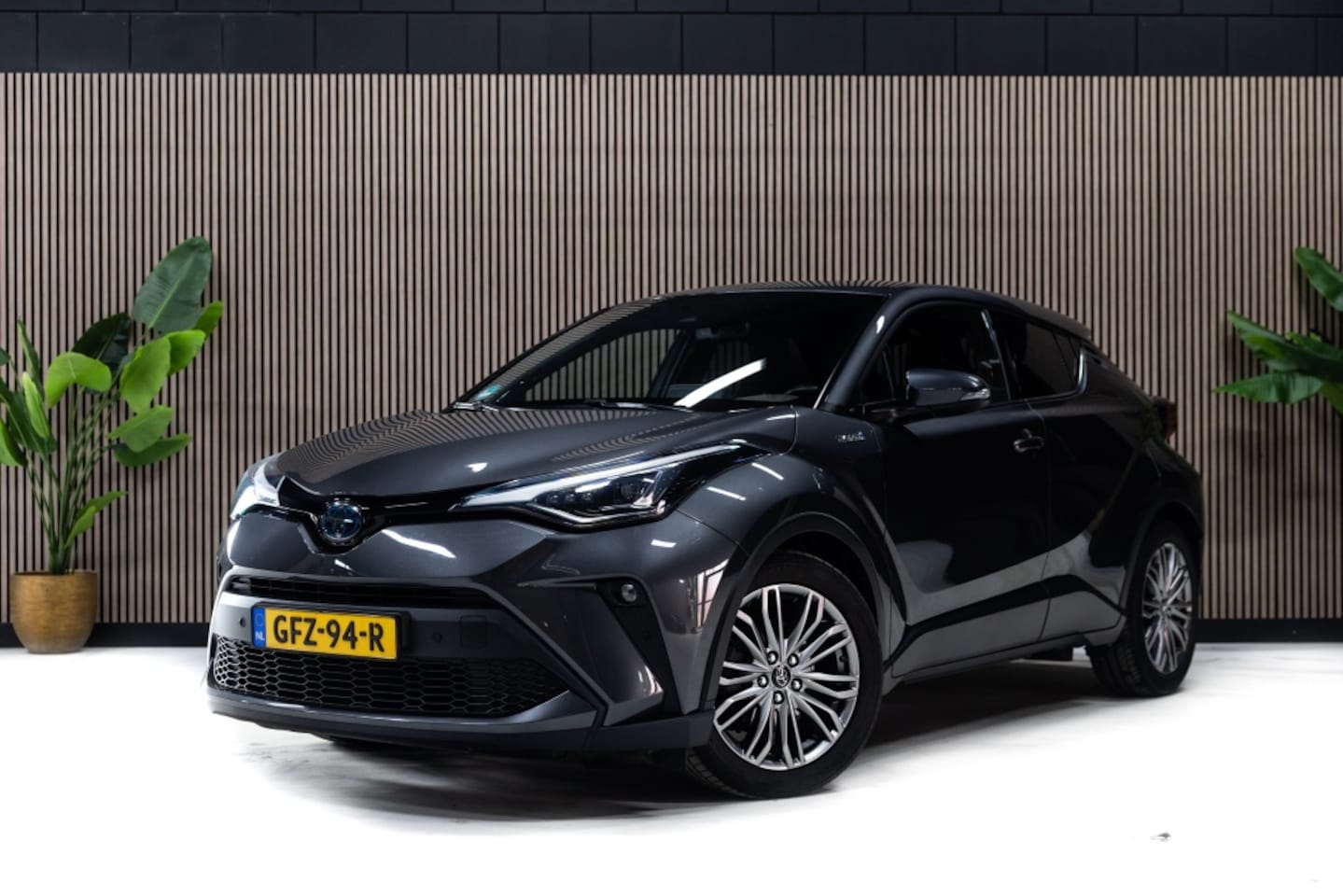 Toyota C-HR - 1.8 Hybrid Executive | JBL | Leer | Trekhaak | Camera | - AutoWereld.nl