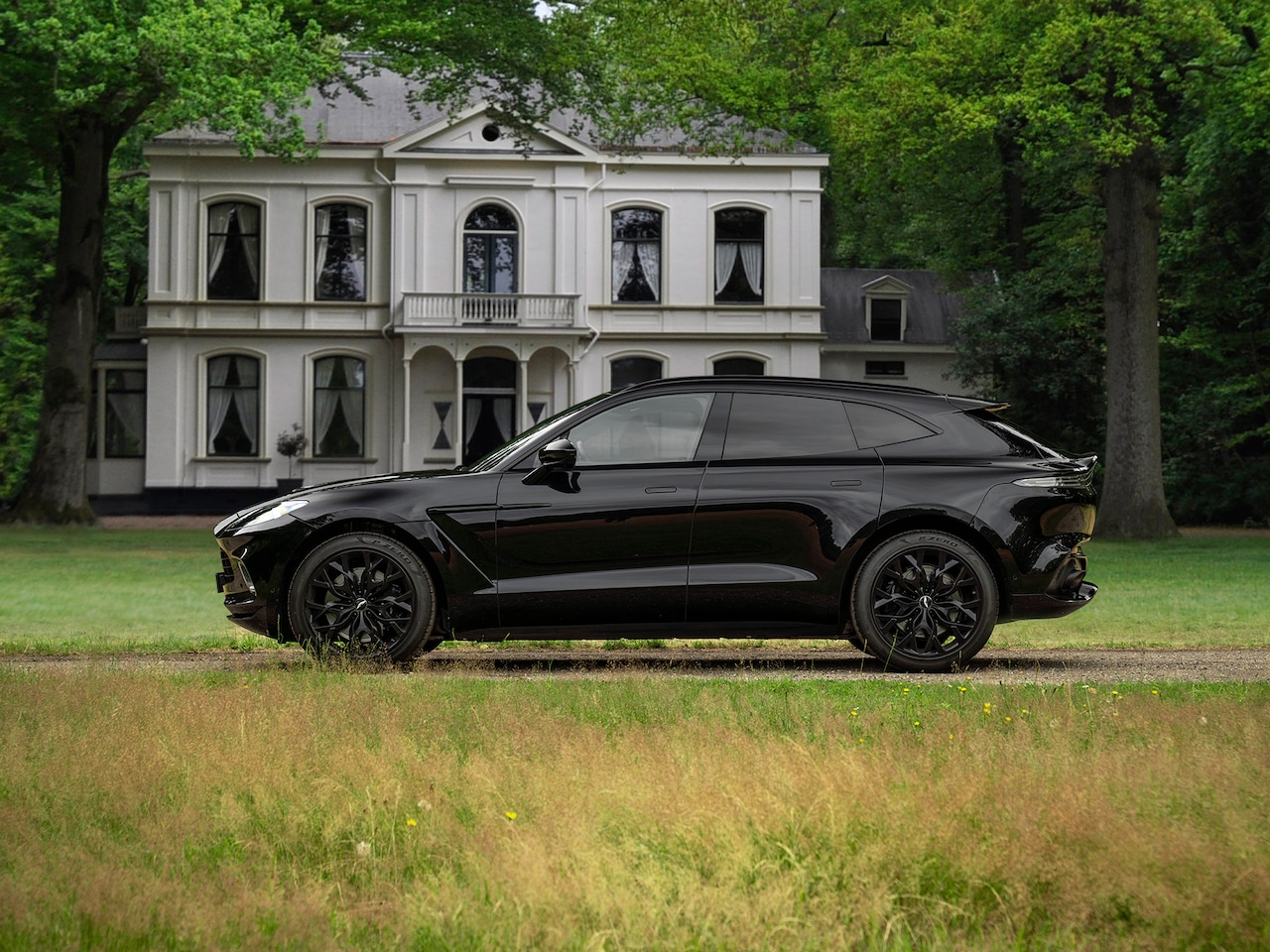 Aston Martin DBX - 550 4.0 V8 | Panoramadak | 360 cam | Premium Audio | Onyx Black | Carbon interior - AutoWereld.nl