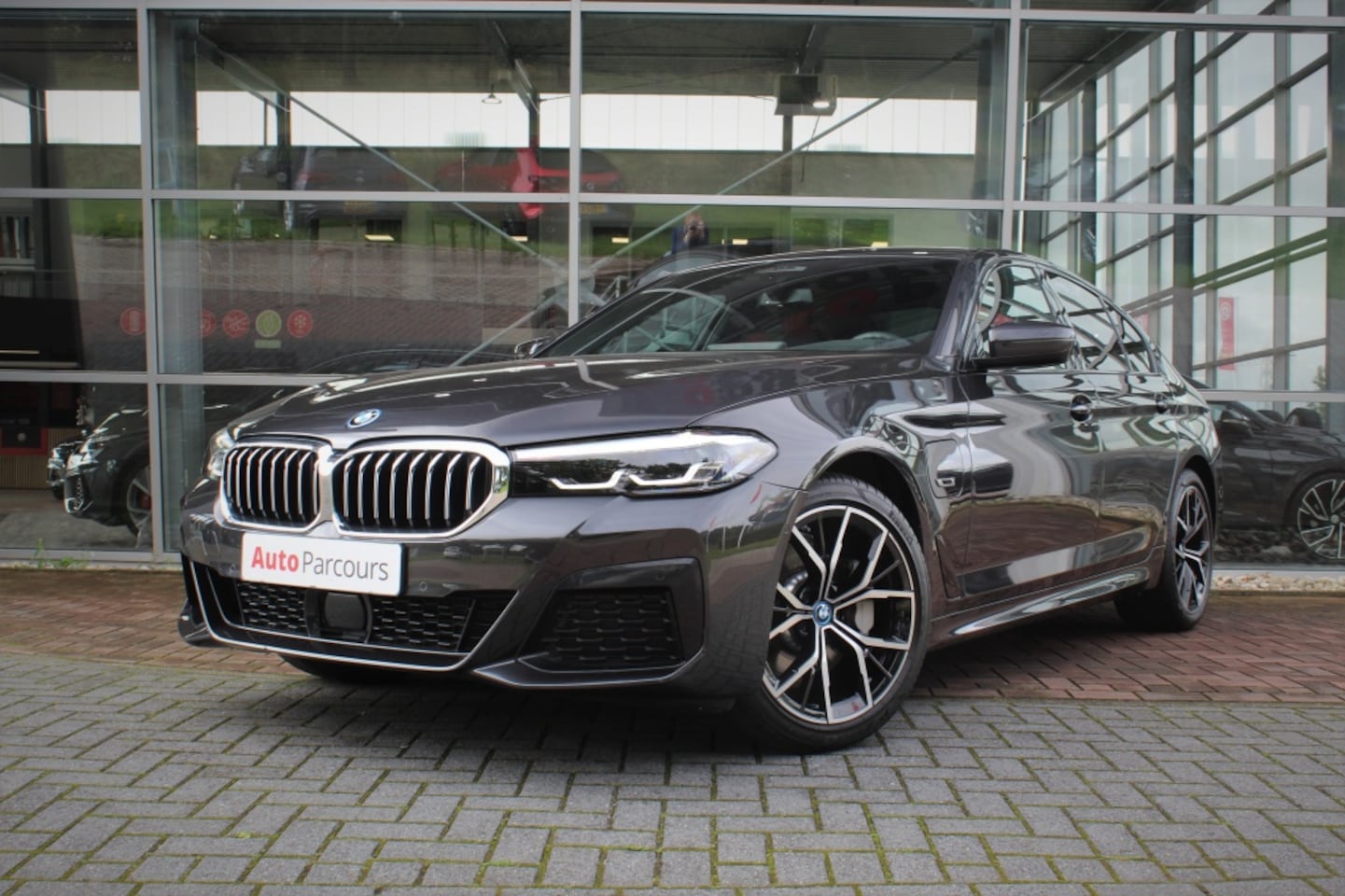 BMW 5-serie - 530e M-Sport Sedan, Adaptieve Cruise, Trekhaak, Achteruitrijcame - AutoWereld.nl
