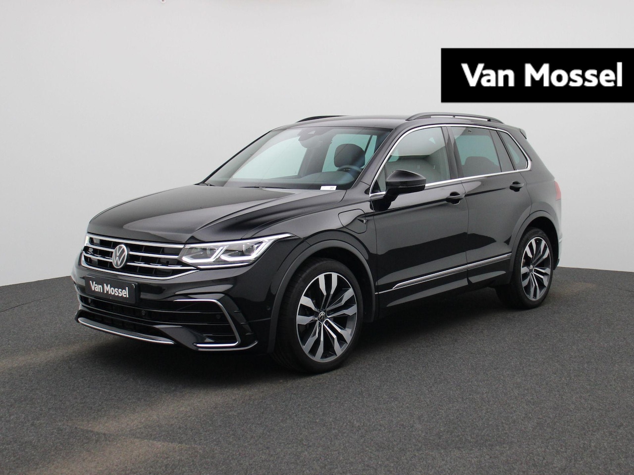 Volkswagen Tiguan - 1.4 TSI eHybrid R-Line | 245 PK | Plug-IN | Trekhaak | Navigatie | 20 Inch 'Suzuka' | Stoe - AutoWereld.nl
