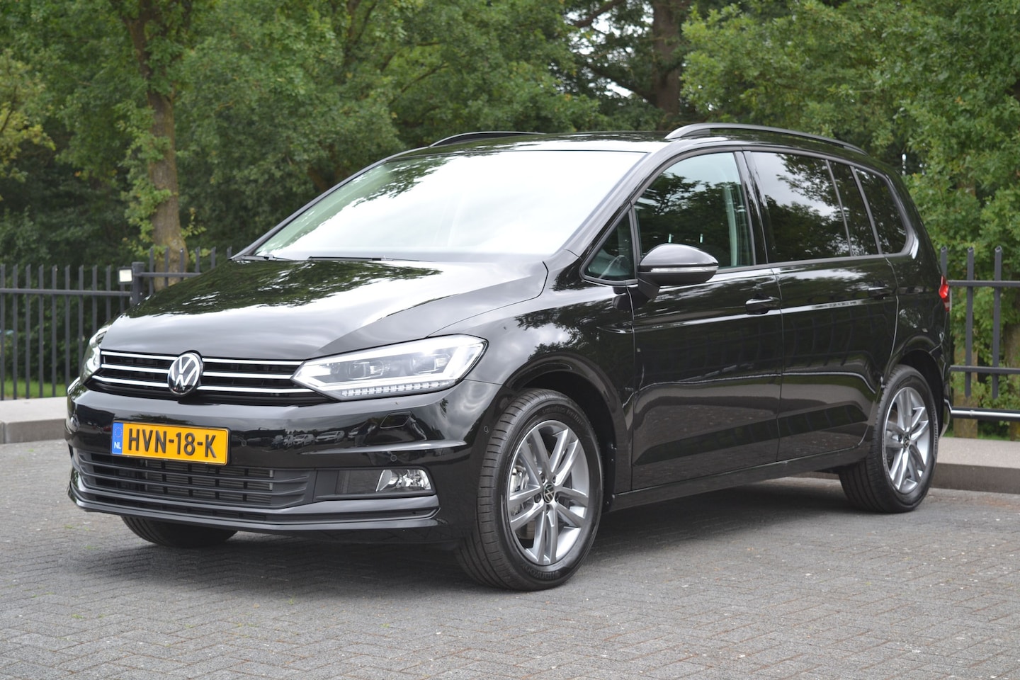 Volkswagen Touran - 1.5 TSI Comfortline | Navi | Camera | Adaptive | Climate | Stoelverw | 7P - AutoWereld.nl