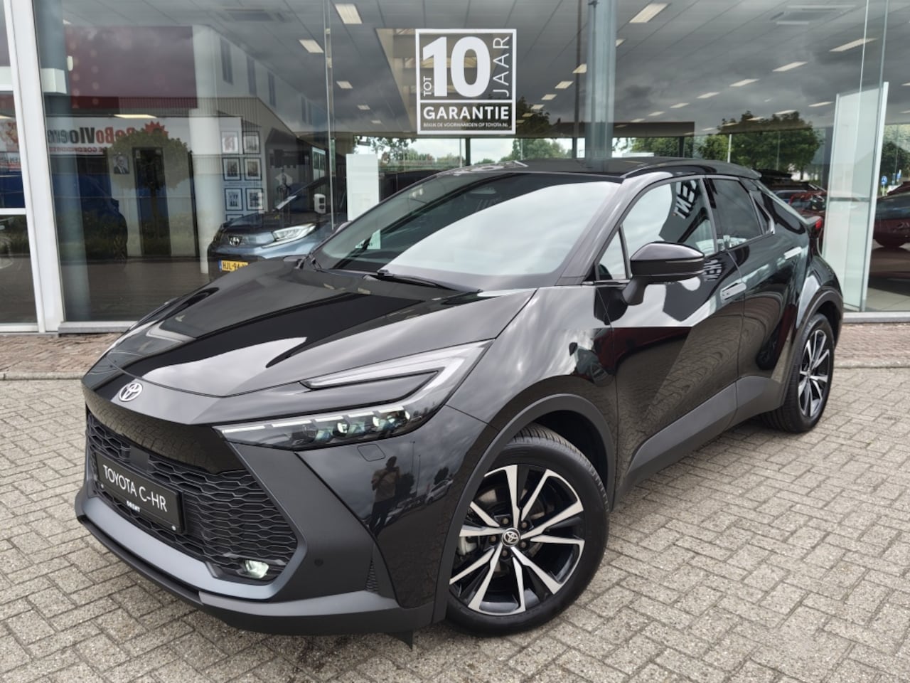 Toyota C-HR - 1.8 Hybr 140 First Edition | Full Led | Navi | Sensoren v/a | El - AutoWereld.nl