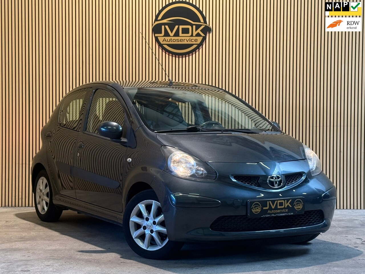 Toyota Aygo - 1.0-12V/ LEDER/AIRCO/NAP/LM VELGEN/LAGE KM/UNIEK - AutoWereld.nl