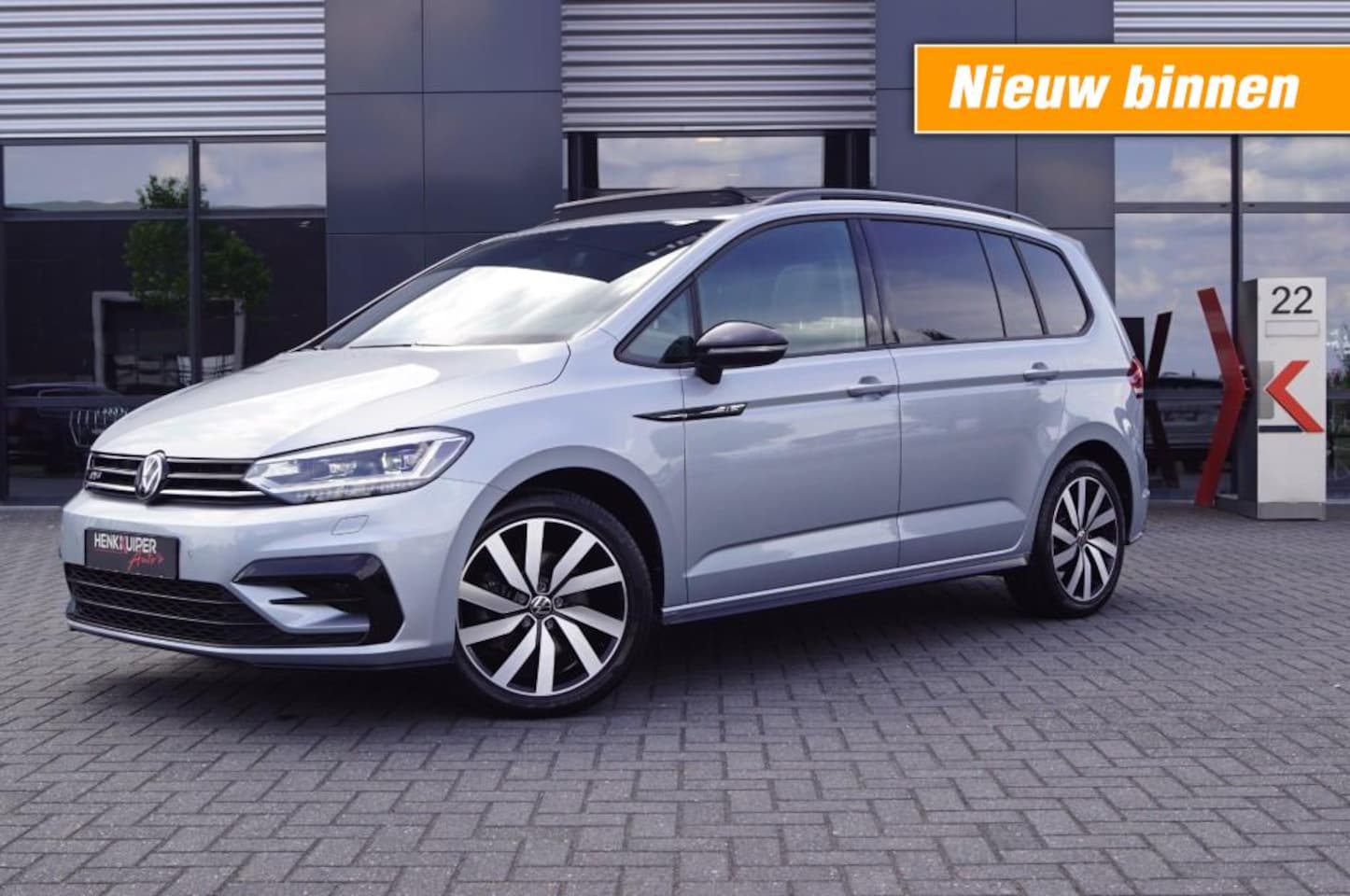 Volkswagen Touran - 1.5 TSI DSG R-Line Black st/ 7Pers./Panodak /trekhaak wegkl./ACC - AutoWereld.nl