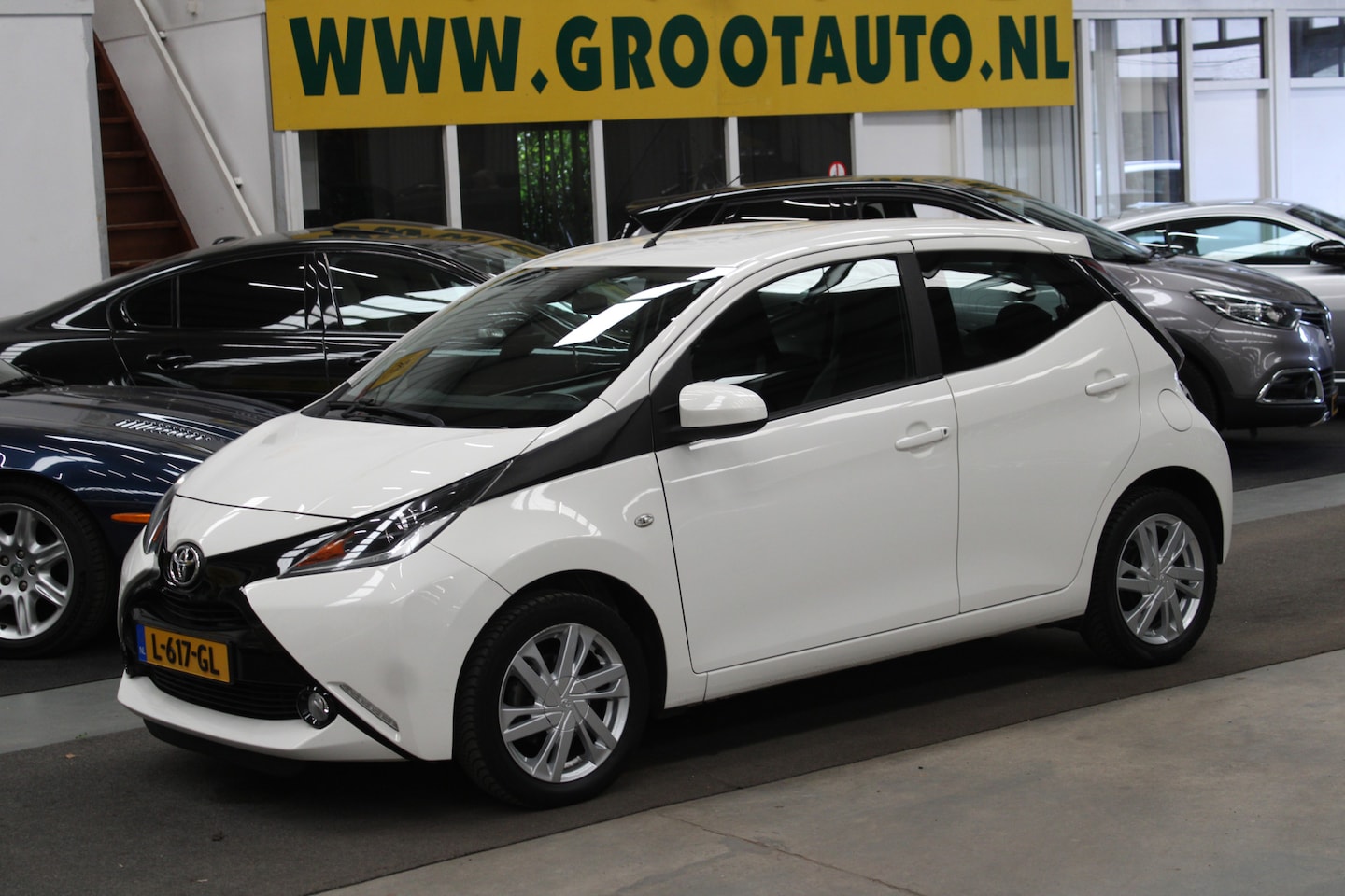 Toyota Aygo - 1.0 VVT-i x-play Airco, Cruise control, Navi - AutoWereld.nl