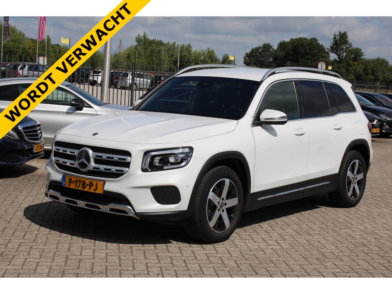 Mercedes-Benz GLB - 200 AUT7 Business Solution 7-PER LEDER TREKHAAK WIDESCREEN SFEER CARPLAY CAMERA - AutoWereld.nl