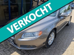 Volvo V70 - 2.5FT Momentum Automaat H.LEER / XENON / TREKHAAK
