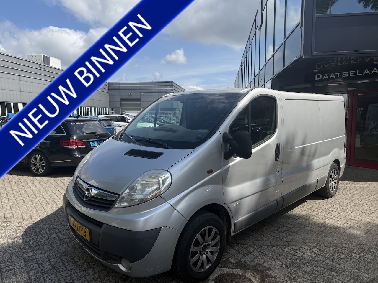 Opel Vivaro - 2.5 CDTI L2H1 LET OP MOTOR LOOPT OP 3 CILINDERS - AutoWereld.nl