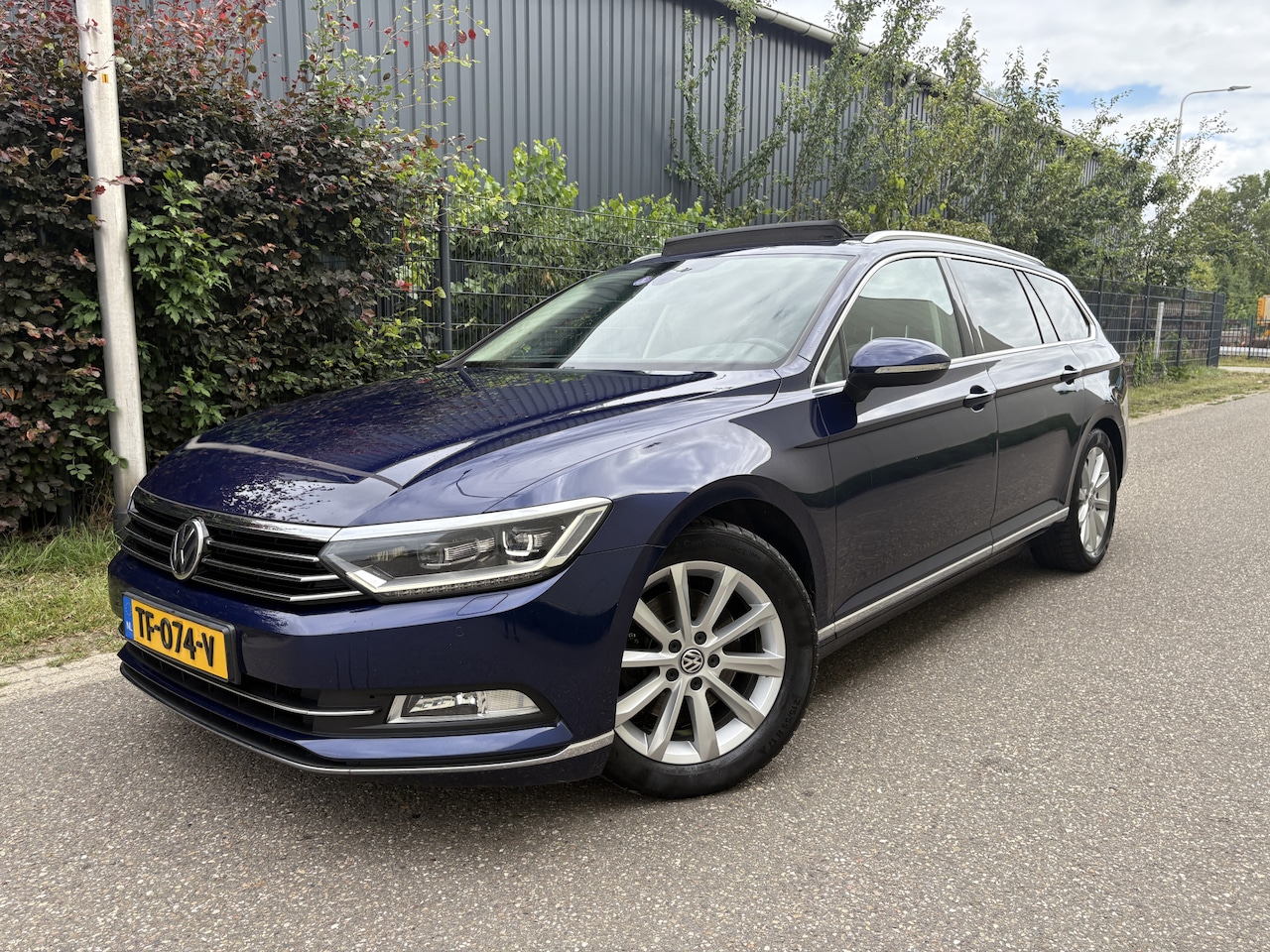 Volkswagen Passat Variant - 1.8 TSI Business Edition R / AUTOMAAT / NAVI / PANORAMADAK - AutoWereld.nl