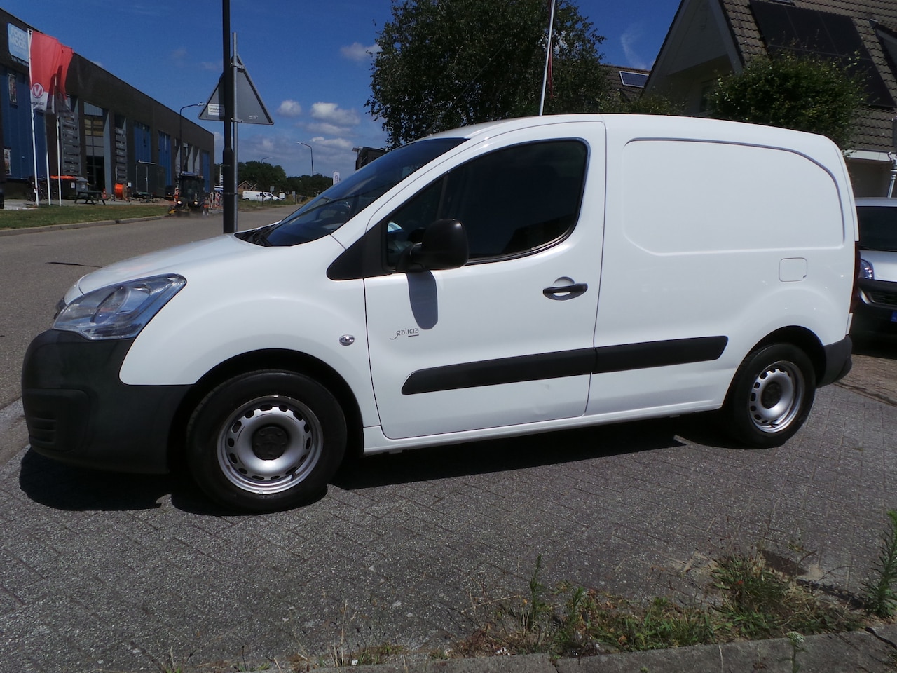 Peugeot Partner - 120 1.6 BlueHDi 100pk L1 XT Aut. MARGE/GEEN BTW Airco,Cruise,Pdc,Trekhaak - AutoWereld.nl