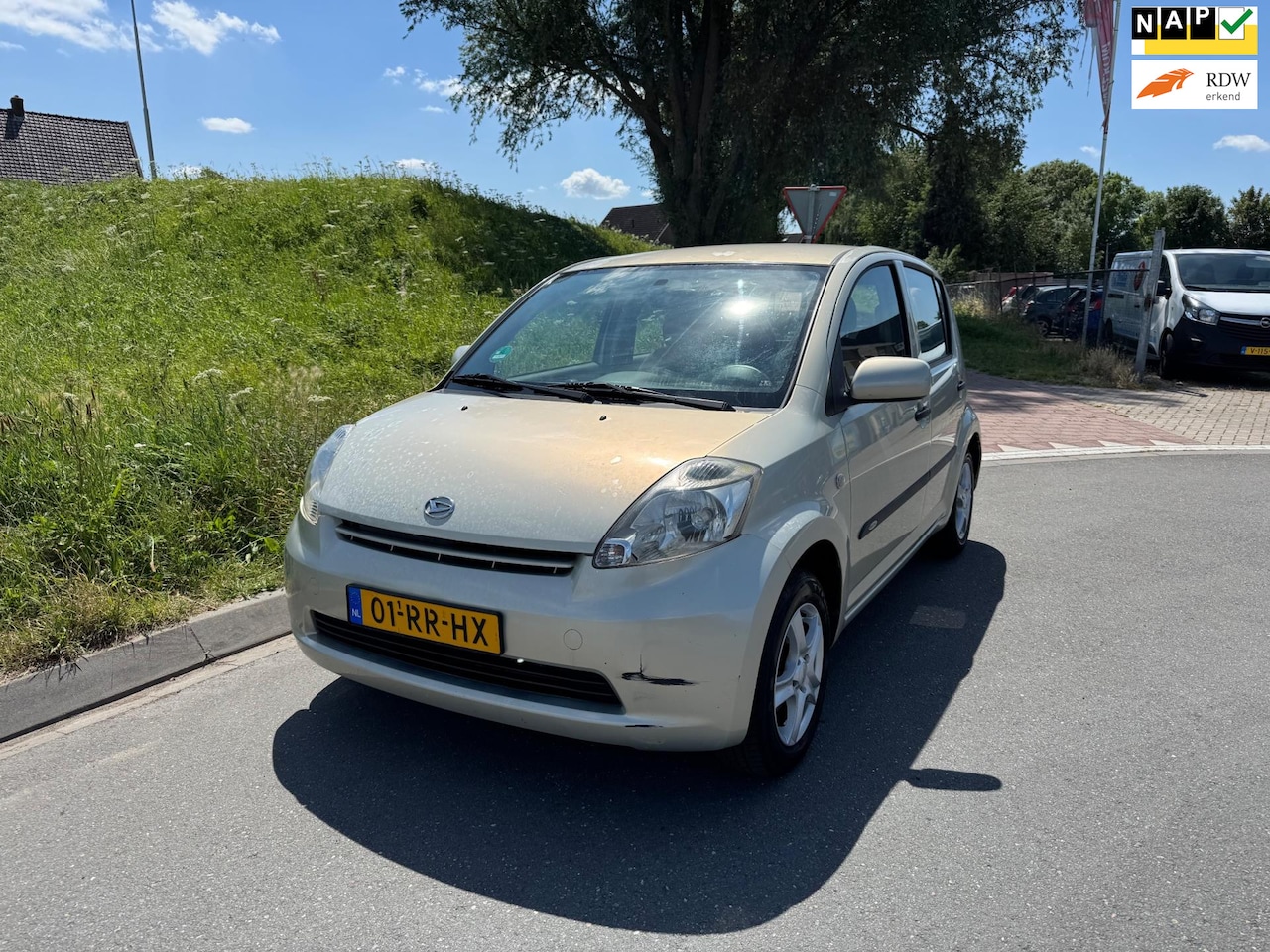 Daihatsu Sirion 2 - 1.3-16V Comfort Automaat 5Drs Trekhaak - AutoWereld.nl