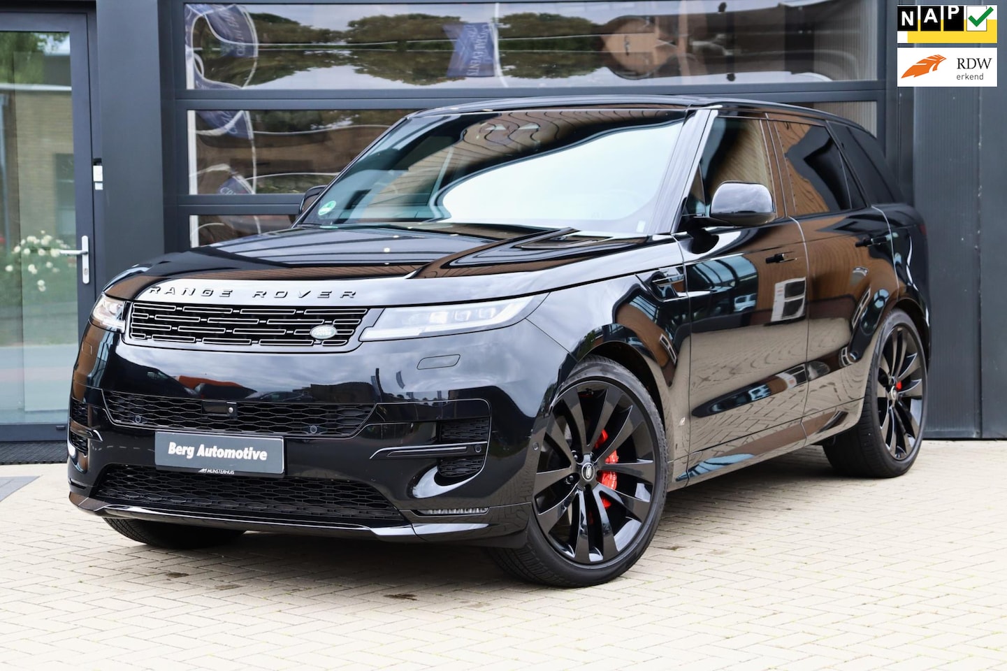 Land Rover Range Rover Sport - 3.0 D300 SE | Panoramadak | Meridian | 360 camera | Trekhaak | bomvol - AutoWereld.nl