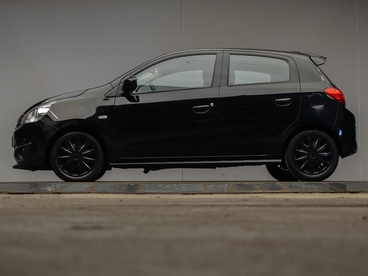 Mitsubishi Space Star - 1.0 Cool+ Sport (AIRCO,BLUETOOTH,BLACK EDITION,SPORTSTOELEN,NIEUWE APK,NETTE STAAT) - AutoWereld.nl