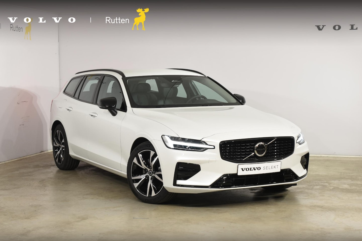 Volvo V60 - B4 211PK Automaat Plus Dark / Driver assist / Moritz lederen bekleding / Elektrische stoel - AutoWereld.nl