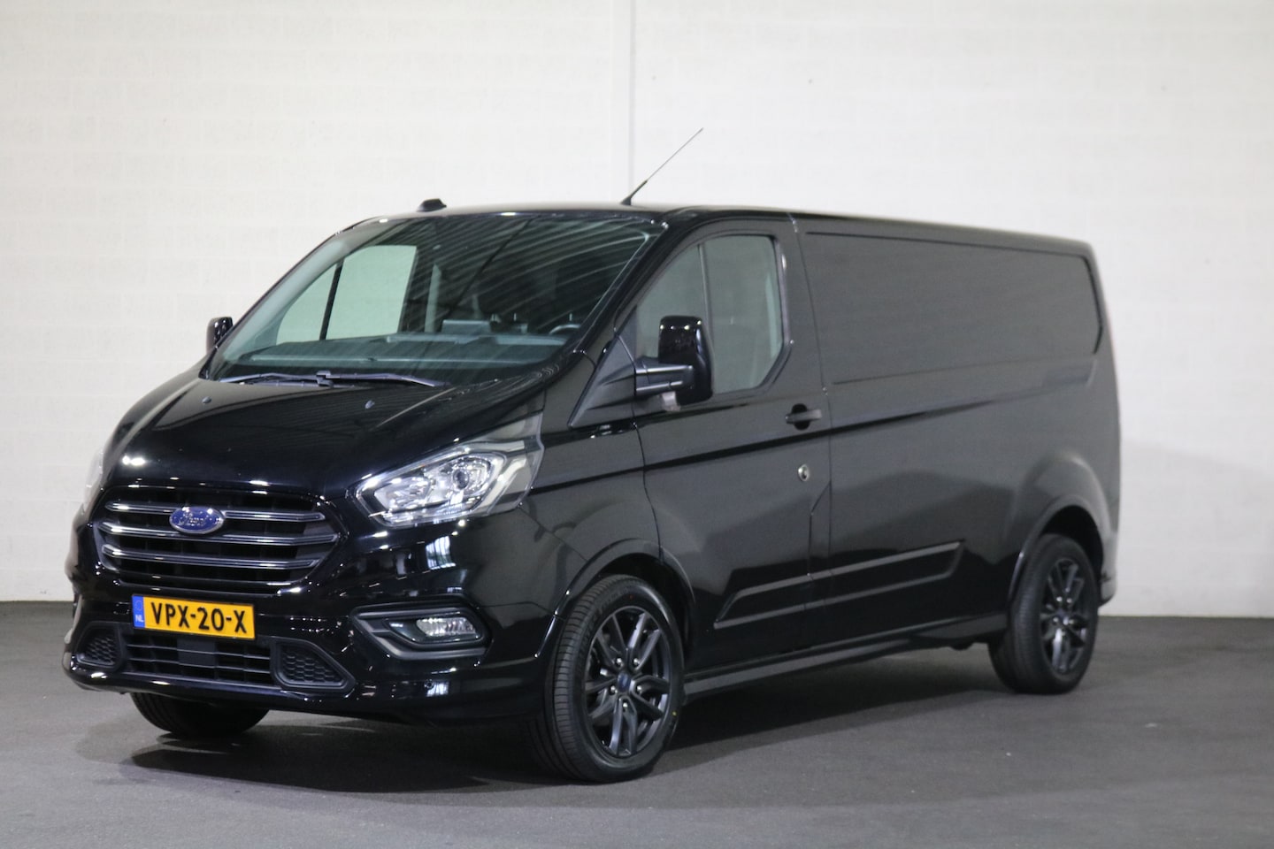 Ford Transit Custom - 2.0 TDci L2 H1 Sport Airco Navigatie Camera 2.8T Trekhaak - AutoWereld.nl
