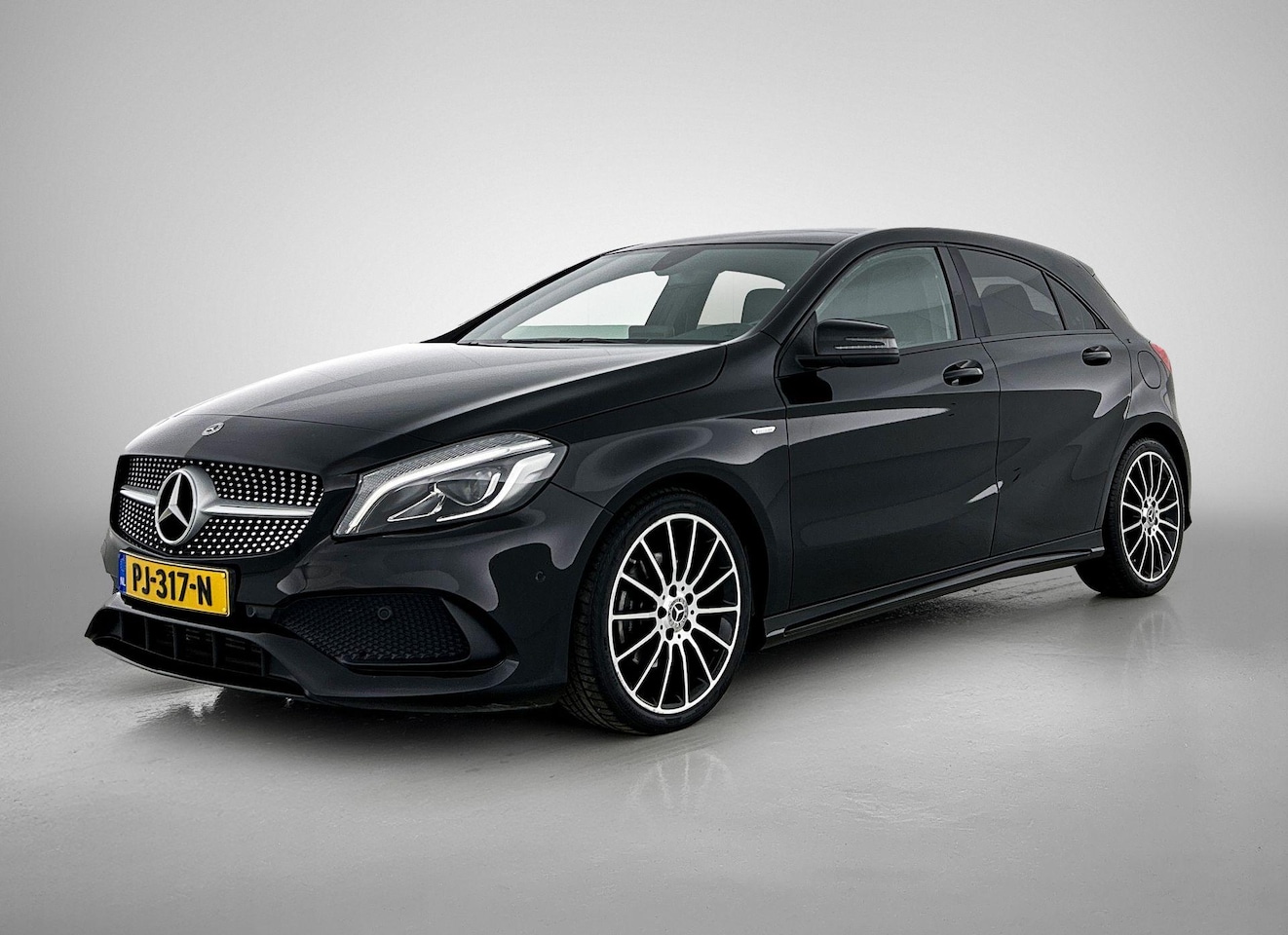 Mercedes-Benz A-klasse - 160 | WORDT VERWACHT | AMG PAKKET | PANORAMADAK | ACHTERUITRIJCAMERA | - AutoWereld.nl