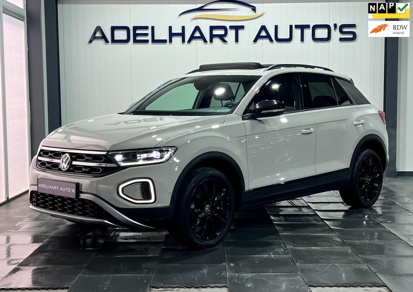 Volkswagen T-Roc - 1.5 TSI Style Nardo Grey / Panorama dak / Navigatie full map / Apple CarPlay / Cruise cont - AutoWereld.nl
