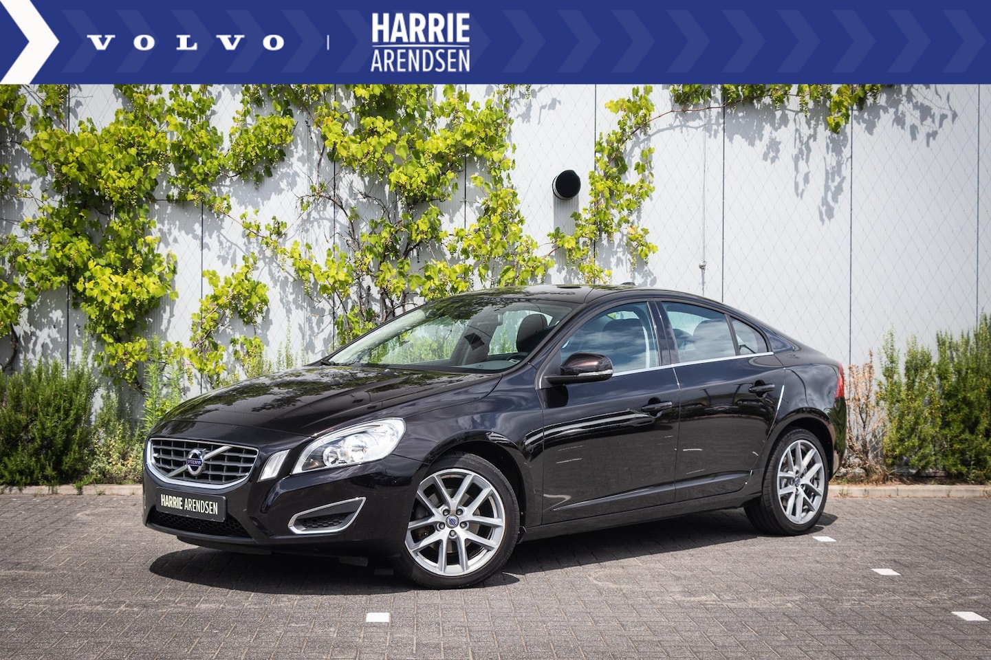 Volvo S60 - T3 Kinetic | Navigatie | PDC Achter | Bluetooth | 18 Inch lichtmetalen velgen - AutoWereld.nl