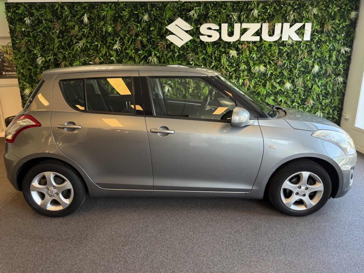 Suzuki Swift - weinig KM's Airco LMV 1.2 Comfort Parkeersensoren V+A Stoelverwarming - AutoWereld.nl