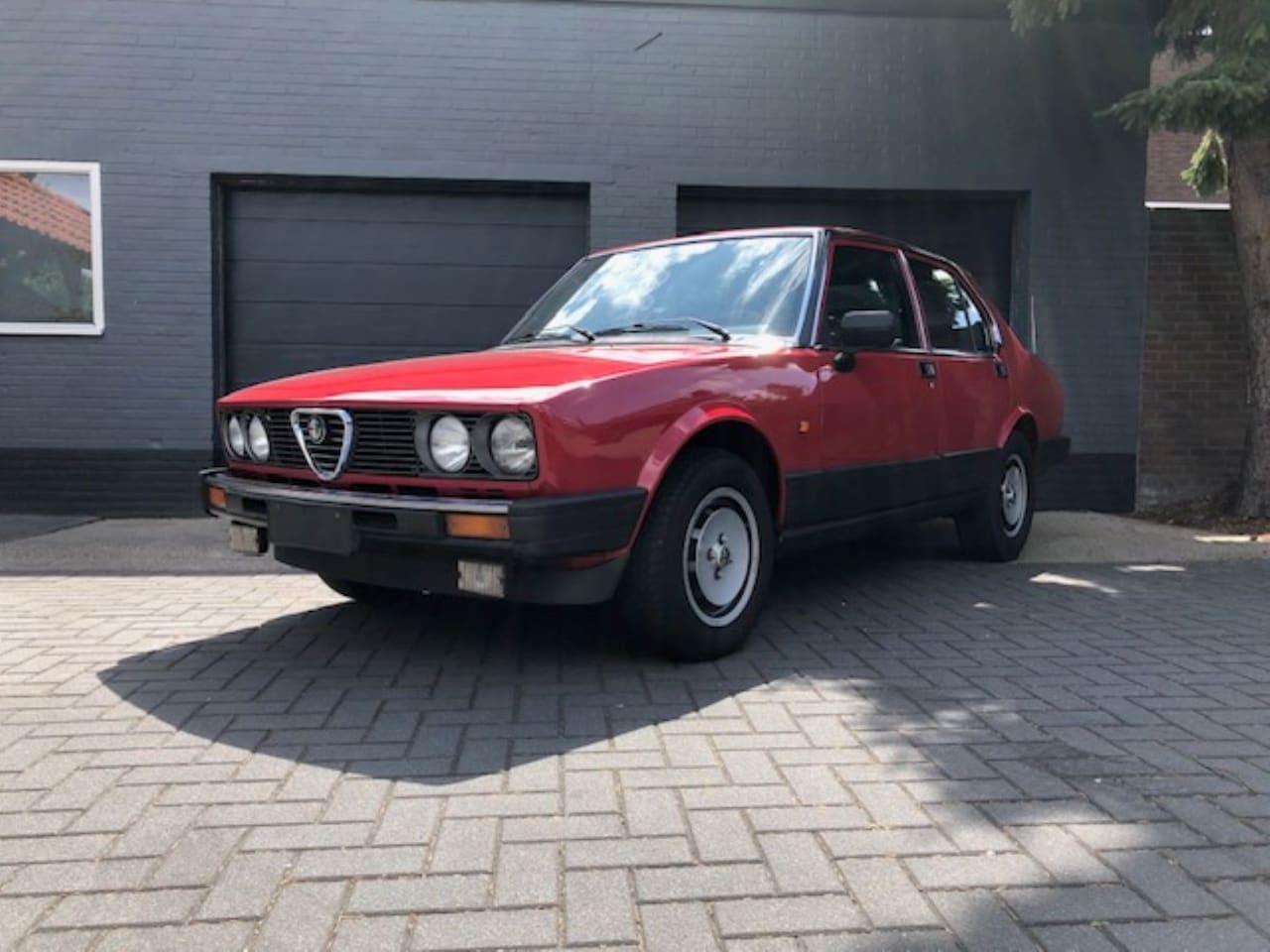 Alfa Romeo Alfetta - 2.0 L Alfa Romeo Alfetta 2.0 Quadrifoglio Oro, mooi, inruil mog. - AutoWereld.nl