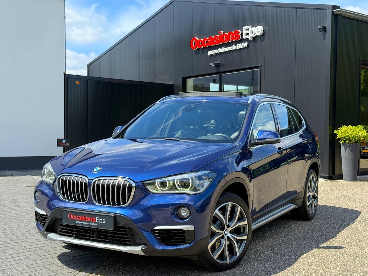 BMW X1 - SDrive20i X-Line Headup Panoramadak Mediterranblau - AutoWereld.nl