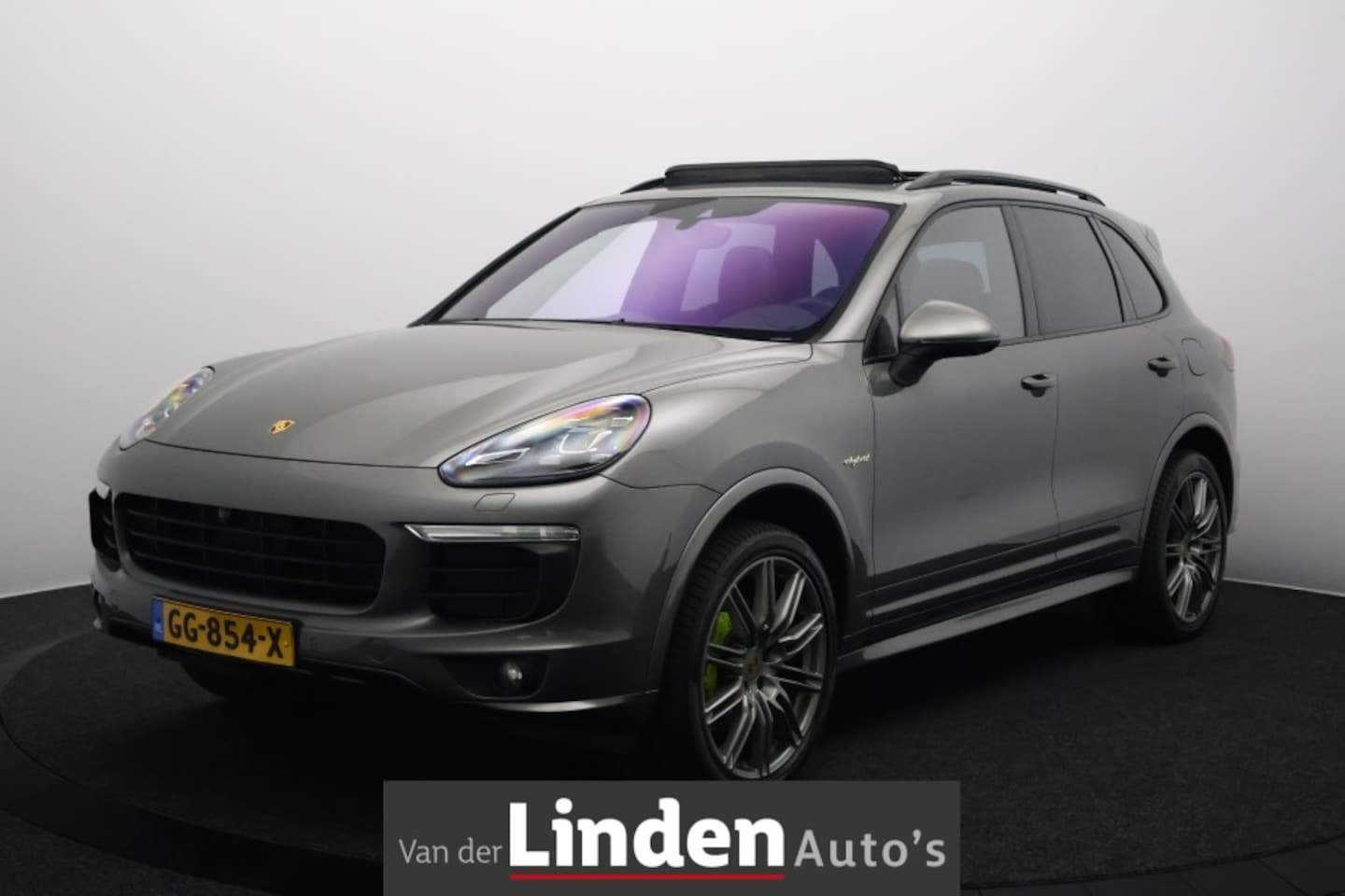 Porsche Cayenne - 3.0 S E-Hybrid | Luchtvering | 360° Camera | Panoramadak | Trekhaak | Leer - AutoWereld.nl
