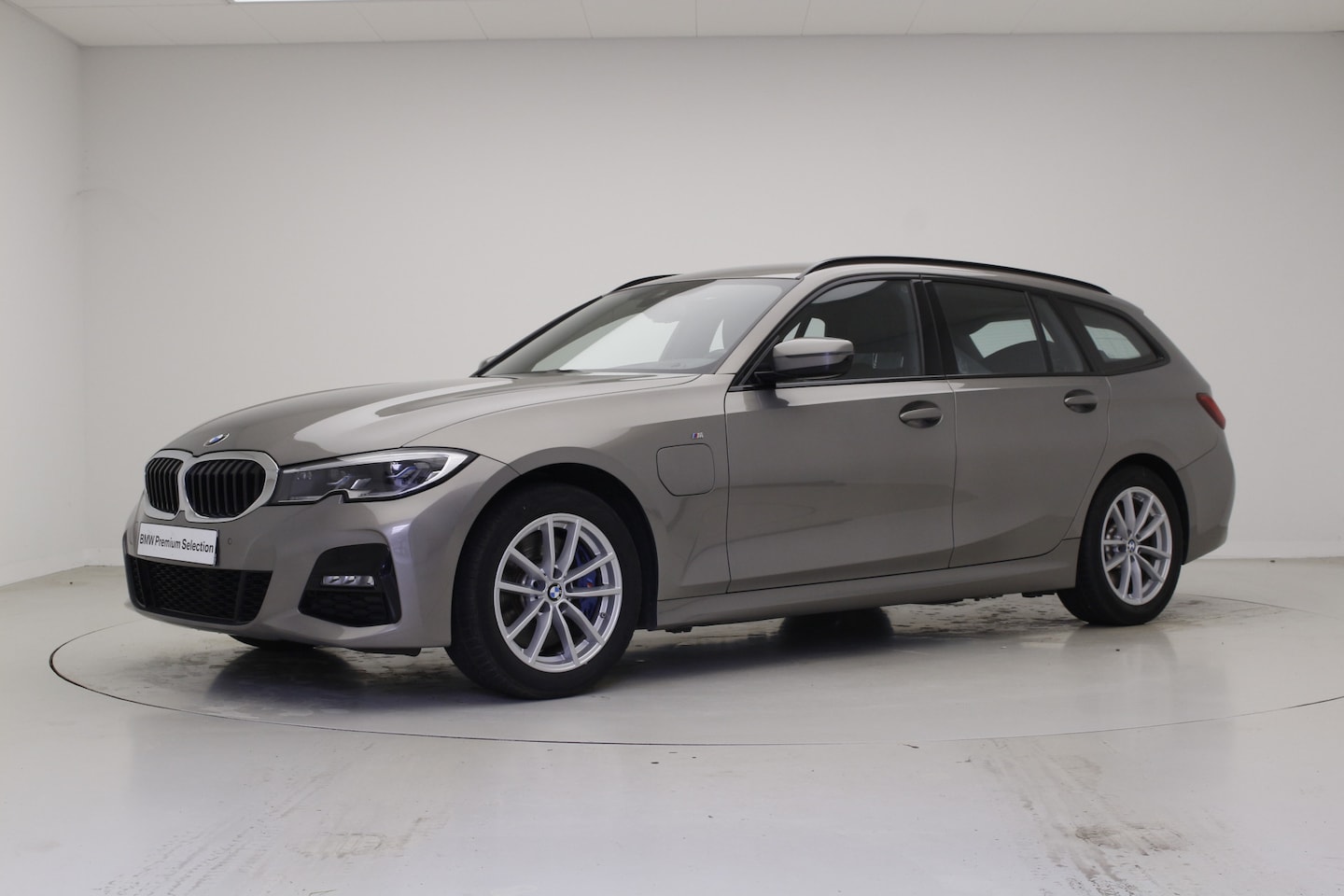 BMW 3-serie Touring - 330e xDrive M-Sport | Leder | Laser | Head-Up | Trekhaak | Zomer - AutoWereld.nl