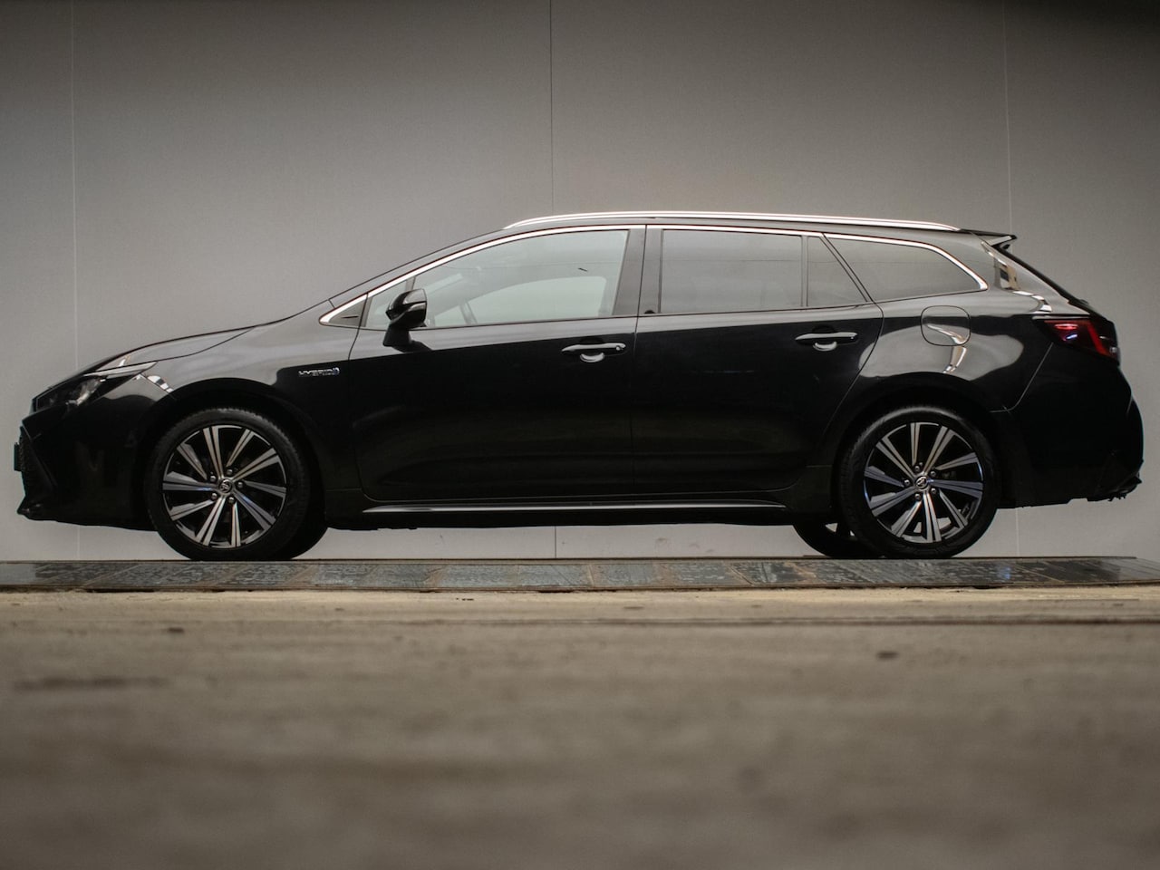 Toyota Corolla Touring Sports - 1.8 Hybrid Business Plus Sport (APPLE CARPLAY,NAVI,CAMERA,CRUISE,CLIMATE,PDC,LED,DAB,SPORT - AutoWereld.nl