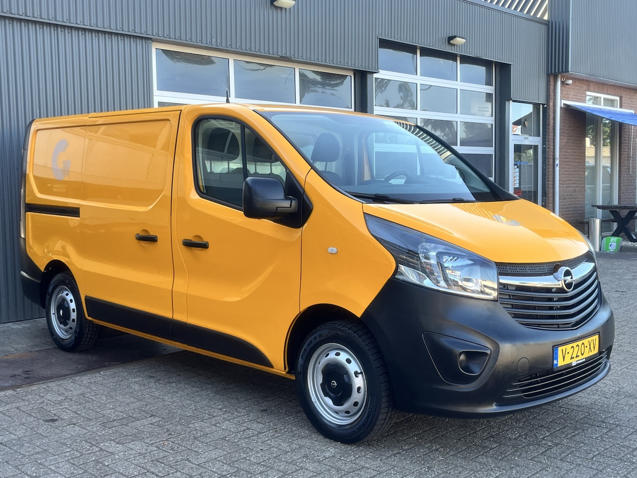 Opel Vivaro - 1.6 CDTI L1H1 Dubbele schuifdeur Airco Cruise control Trekhaak 2000kg trekgewicht Bluetoot - AutoWereld.nl