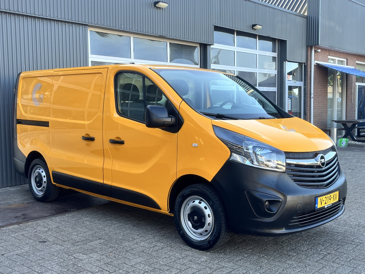 Opel Vivaro - 1.6 CDTI L1H1 Dubbele schuifdeur Airco Cruise control Trekhaak 2000kg trekgewicht Bluetoot - AutoWereld.nl